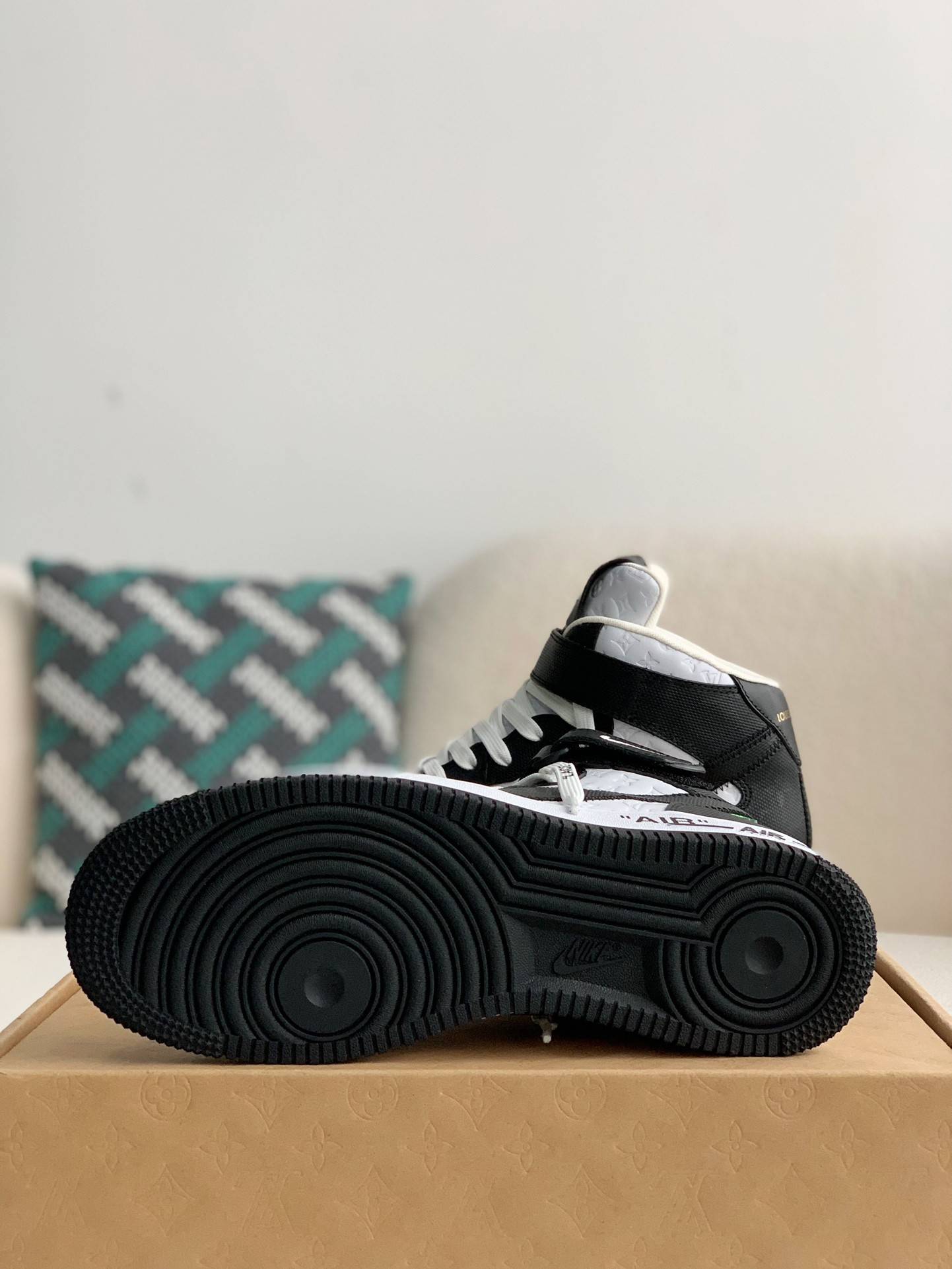 L*V   SNEAKERS