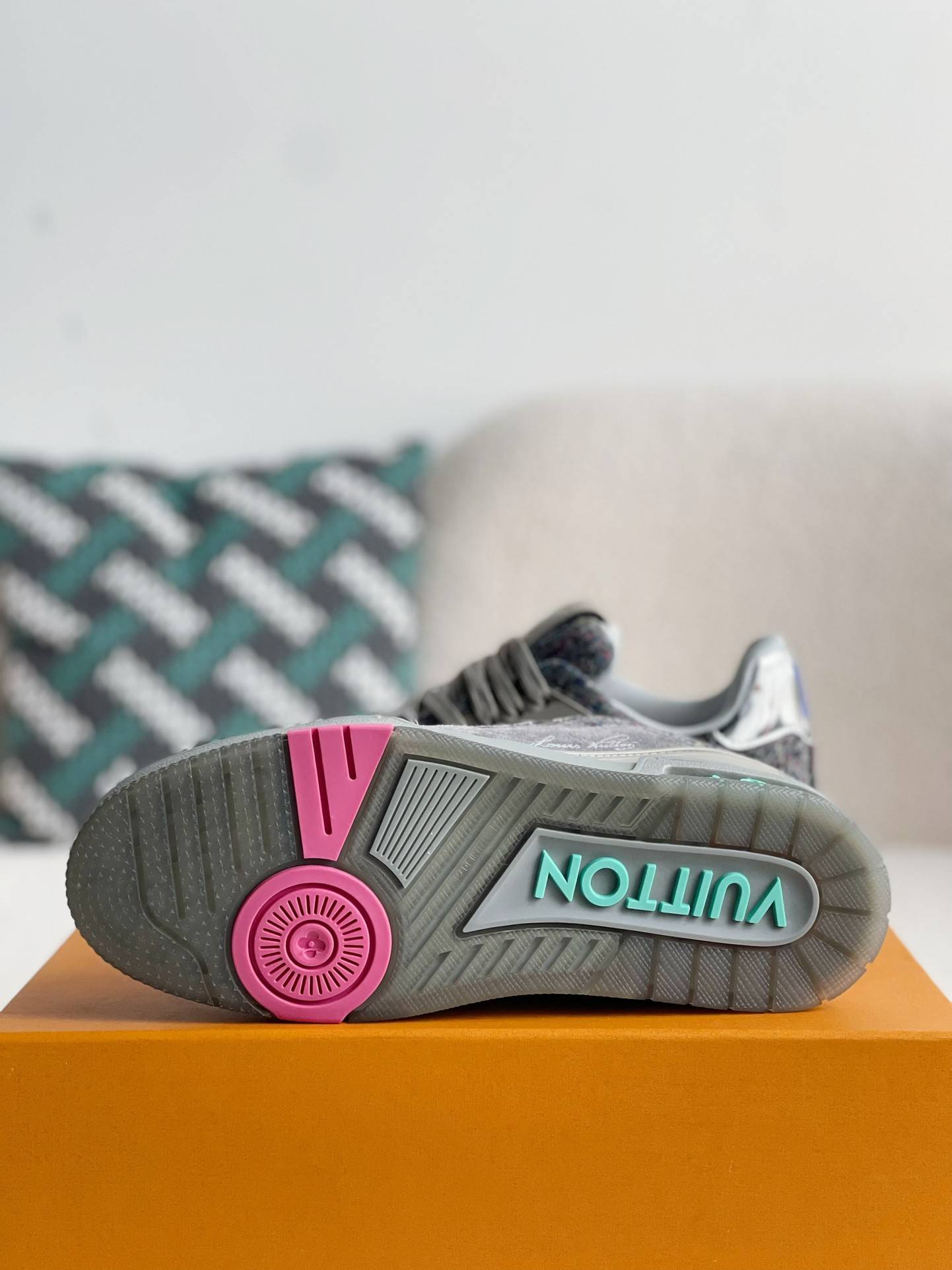 L*V SNEAKERS