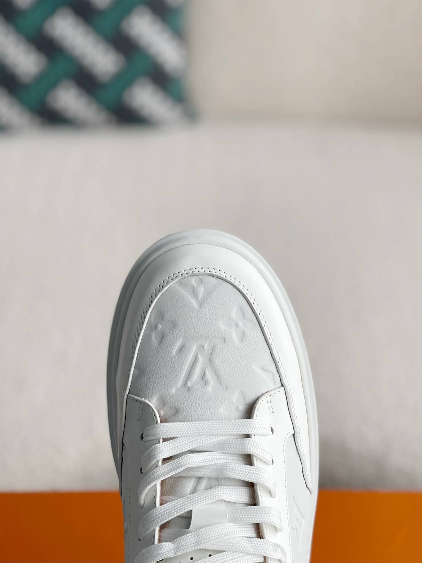 L*V SNEAKERS