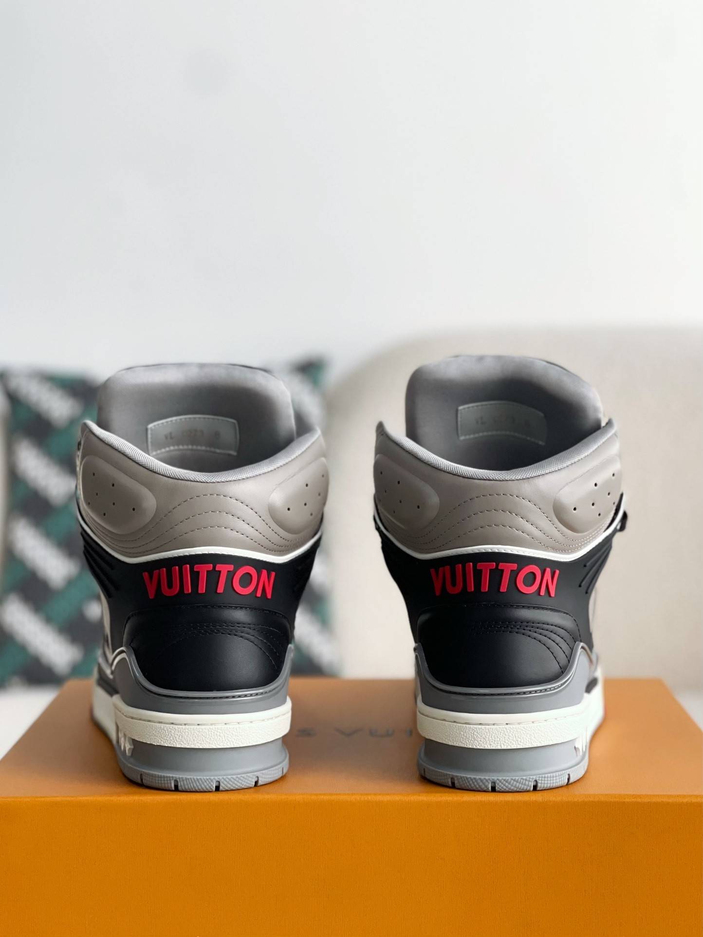 L*V TRAINER SNEAKERS