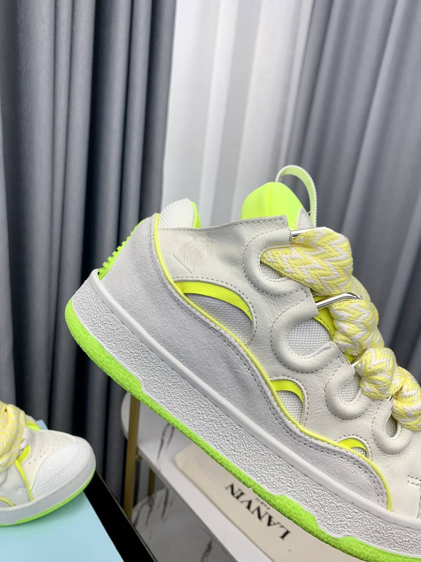 LA*N Sneaker