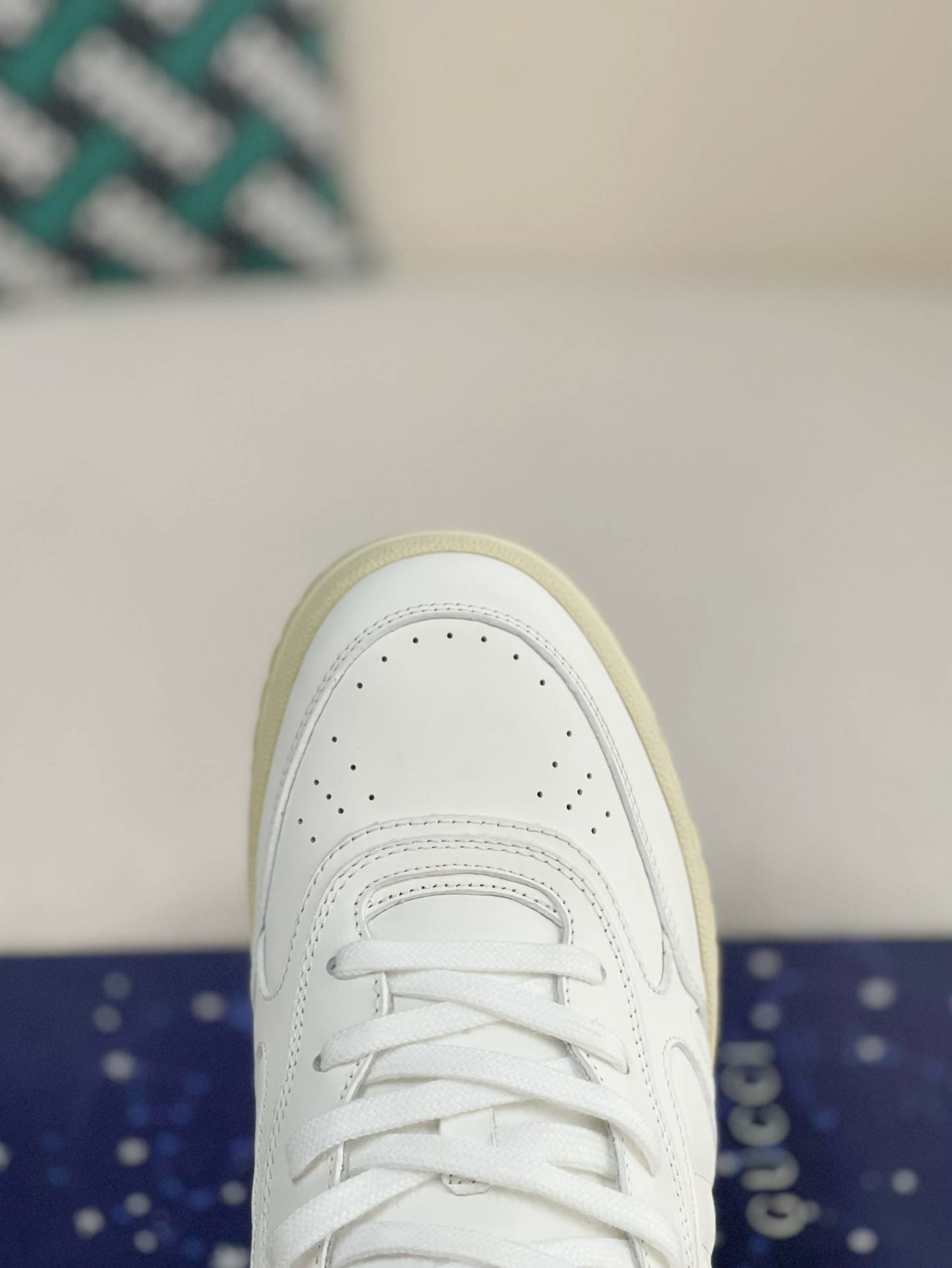 GU*INew Sneakers