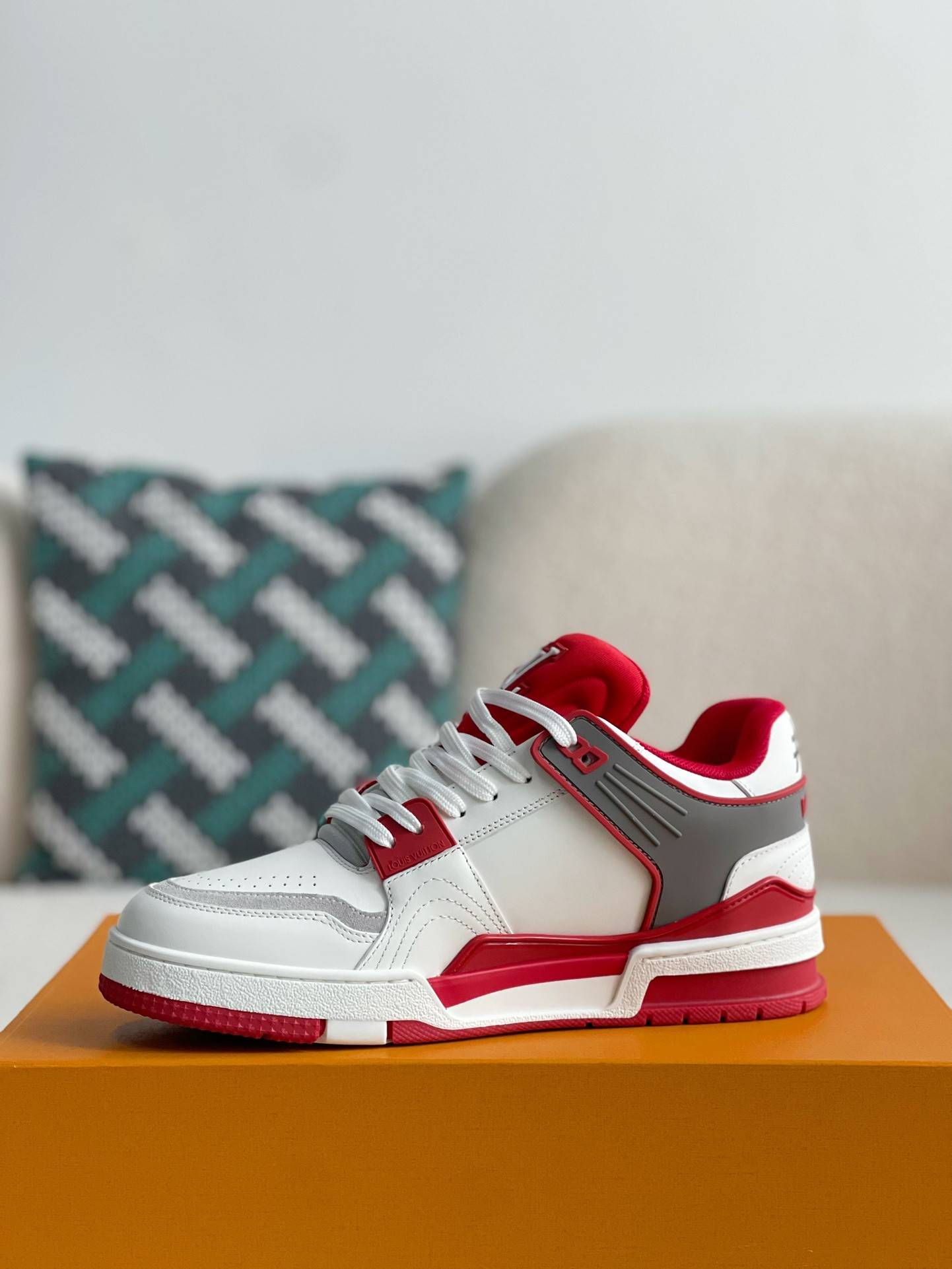 L*V SNEAKERS