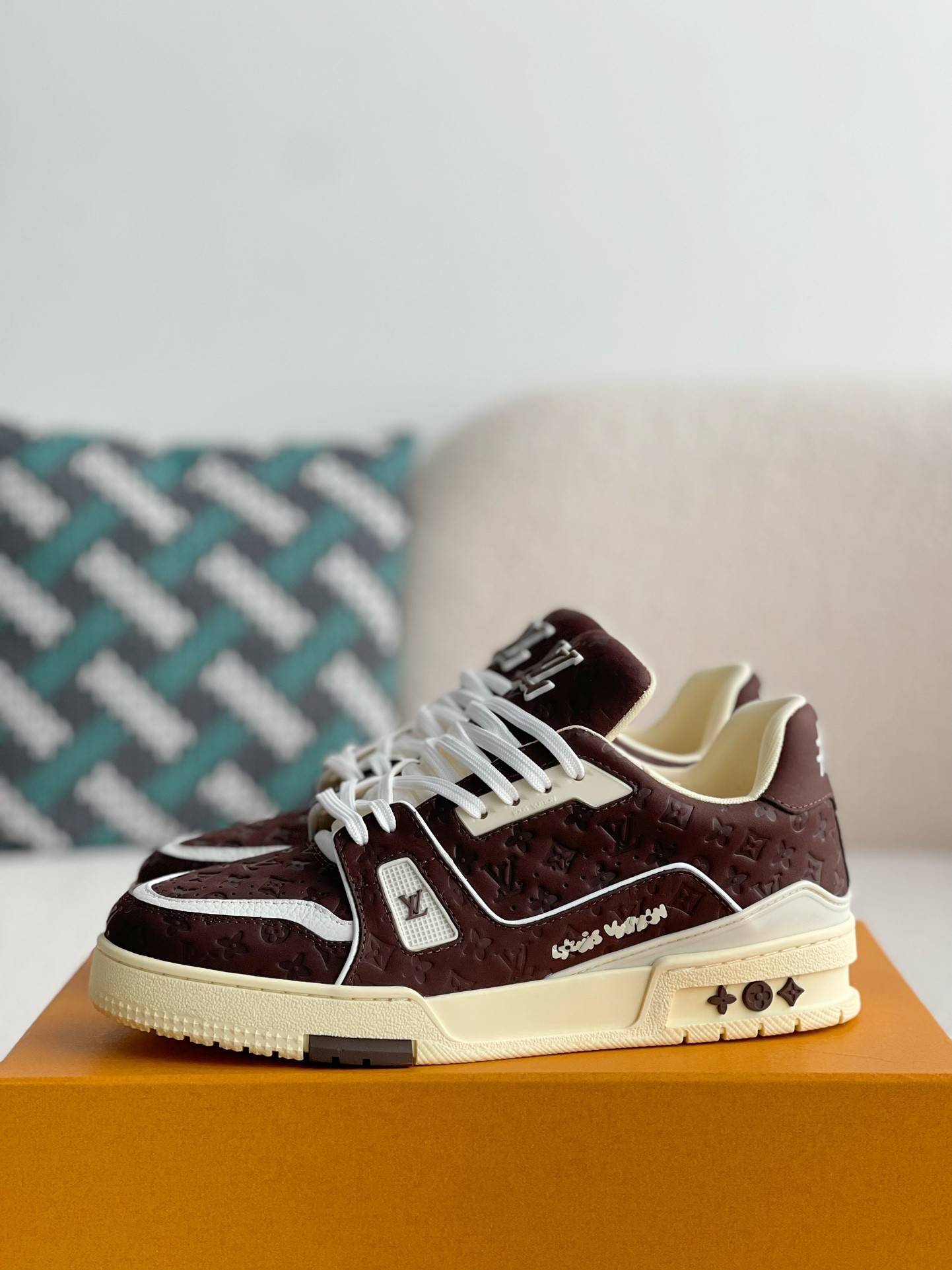 L*V SNEAKERS