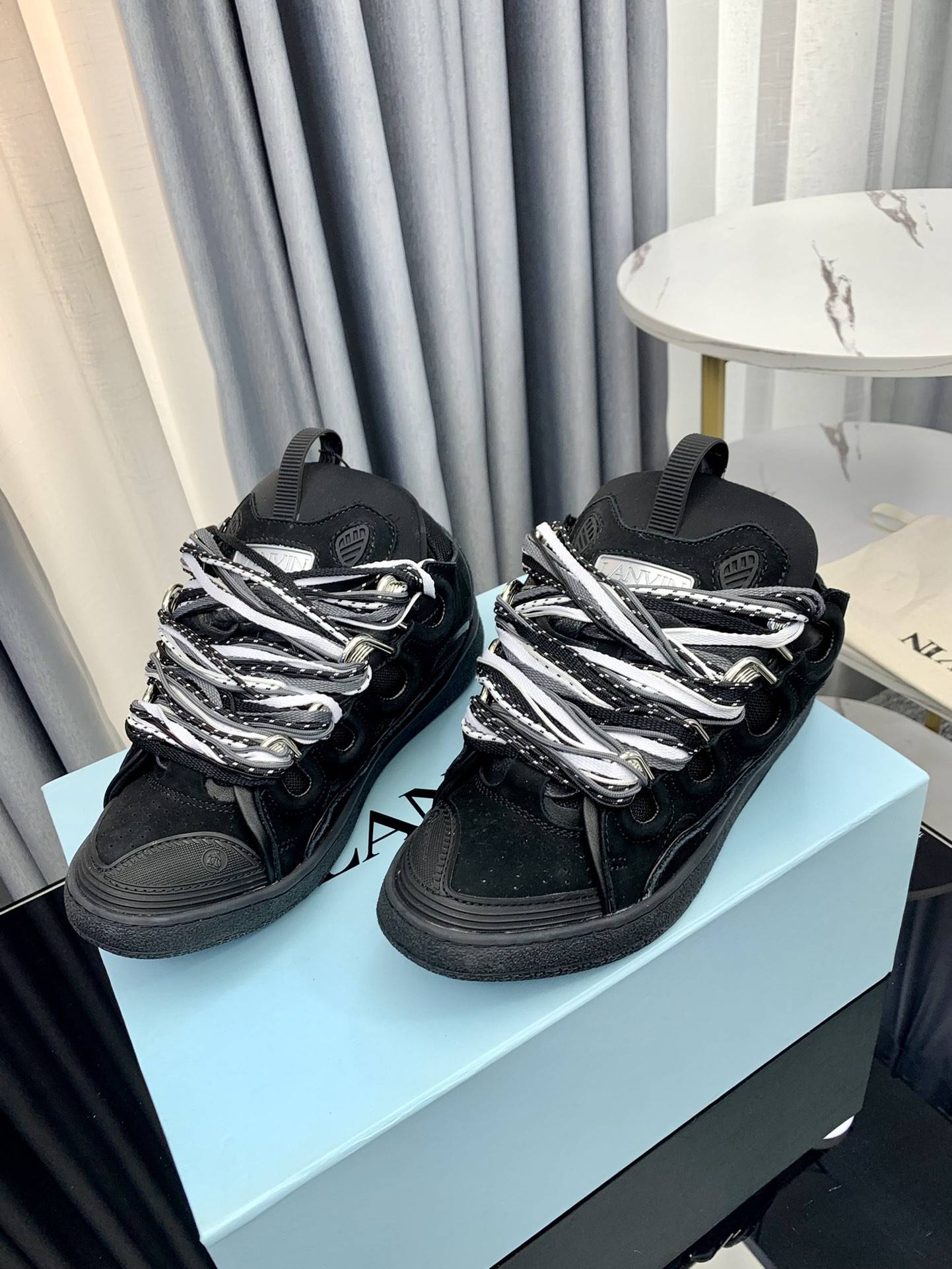 LA*N Sneaker