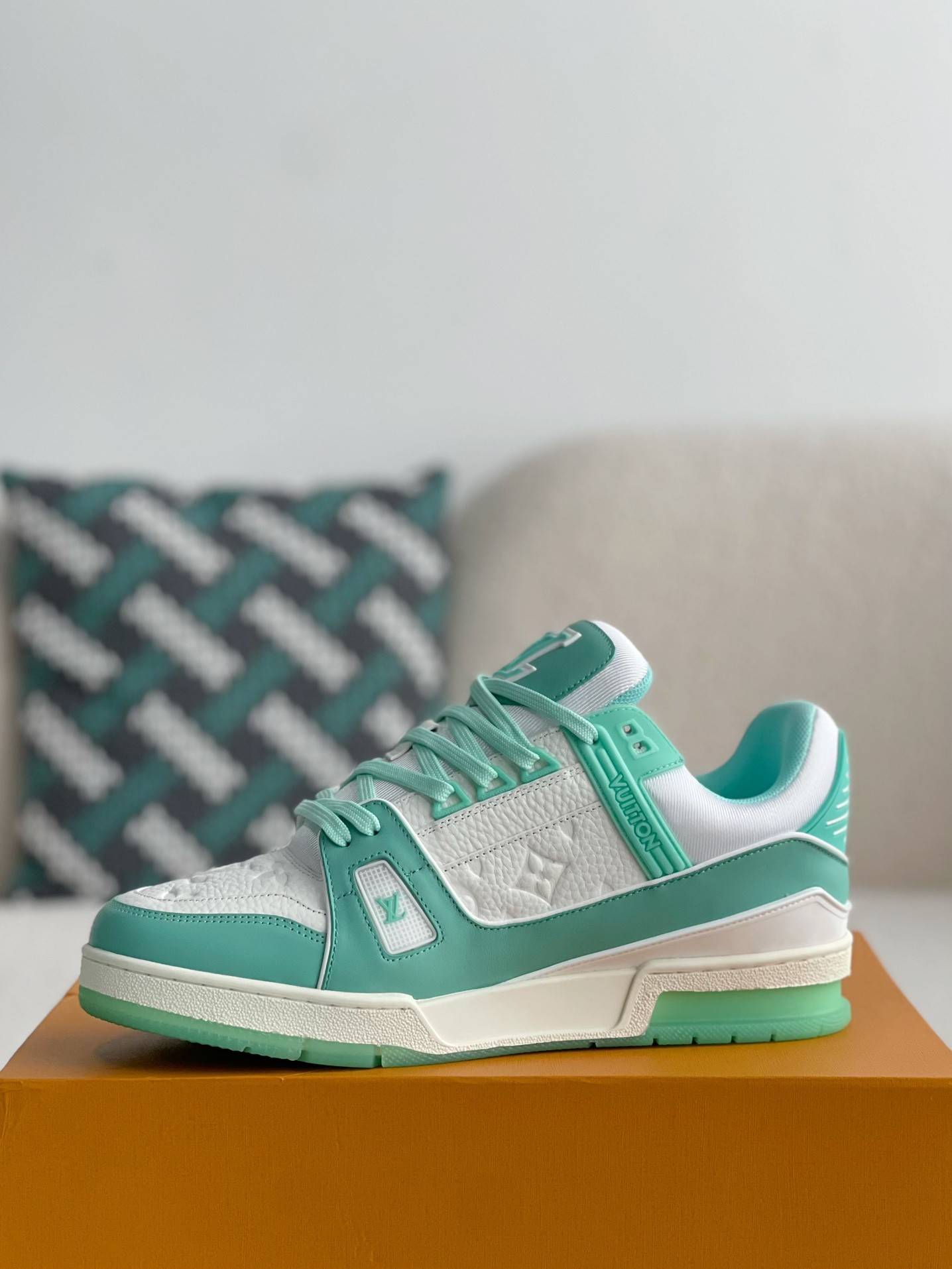L*V SNEAKERS