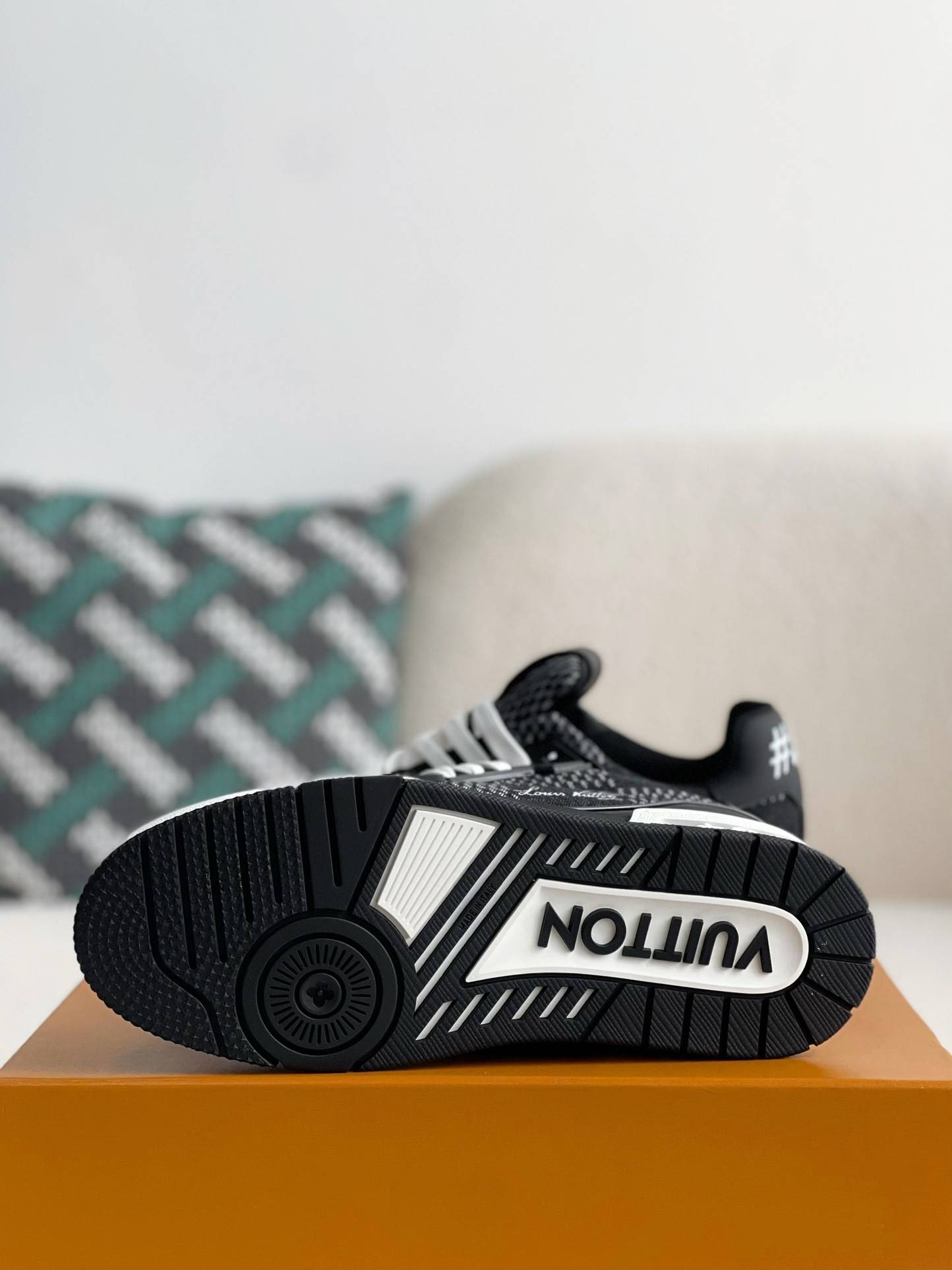 L*V SNEAKERS