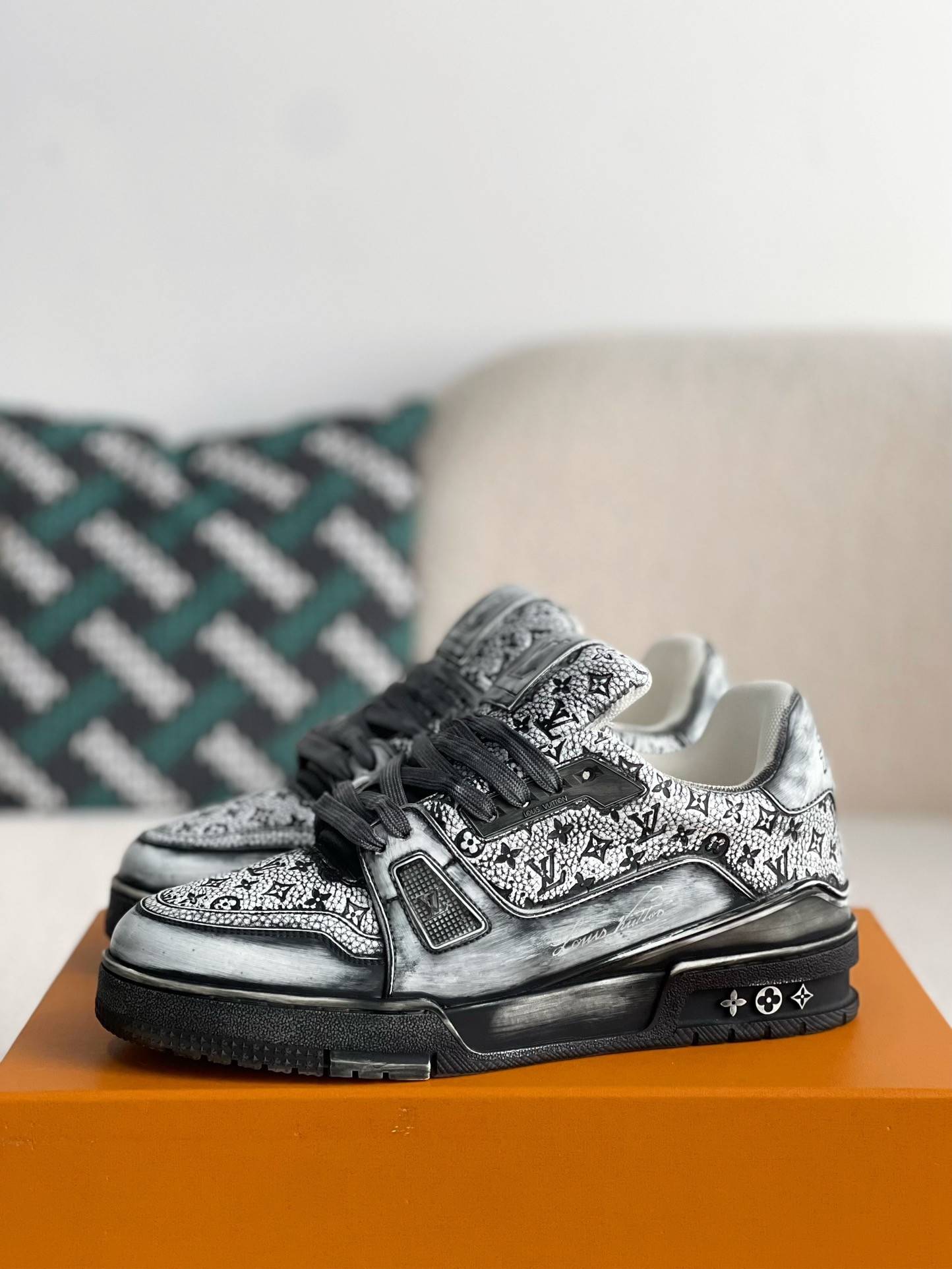 L*V SNEAKERS