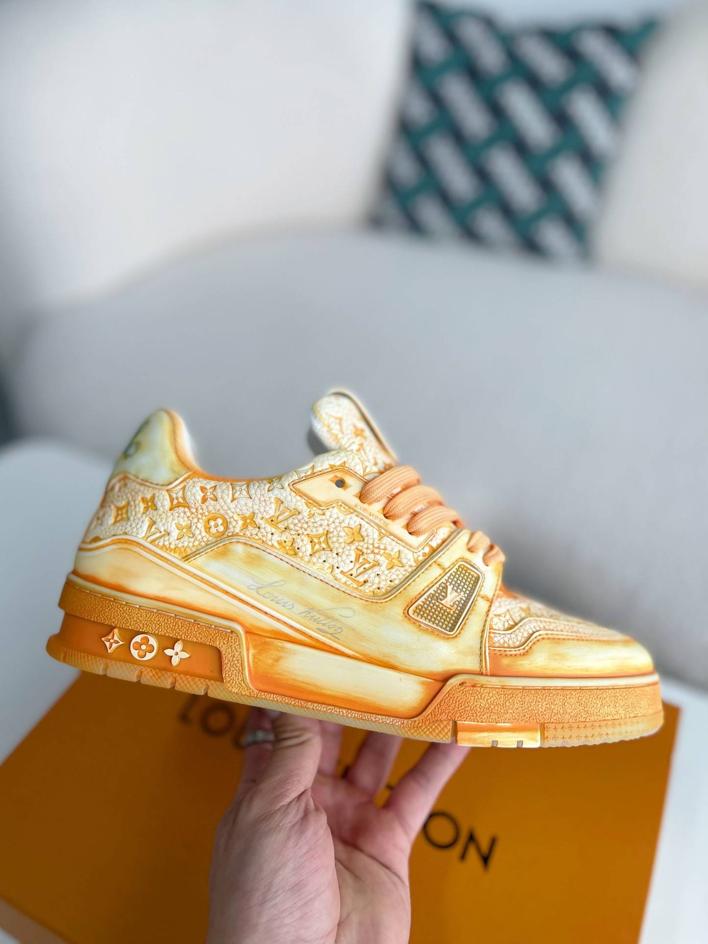 L*V SNEAKERS