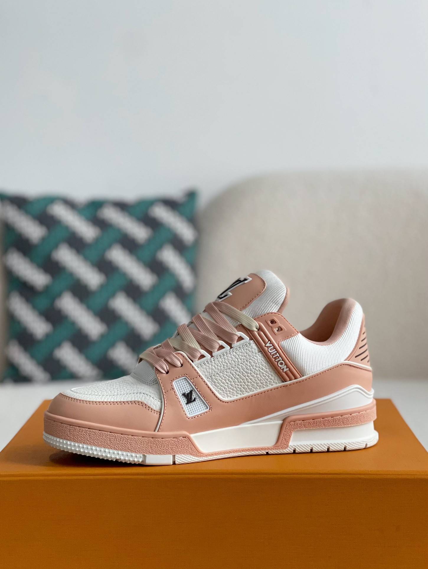 L*V SNEAKERS
