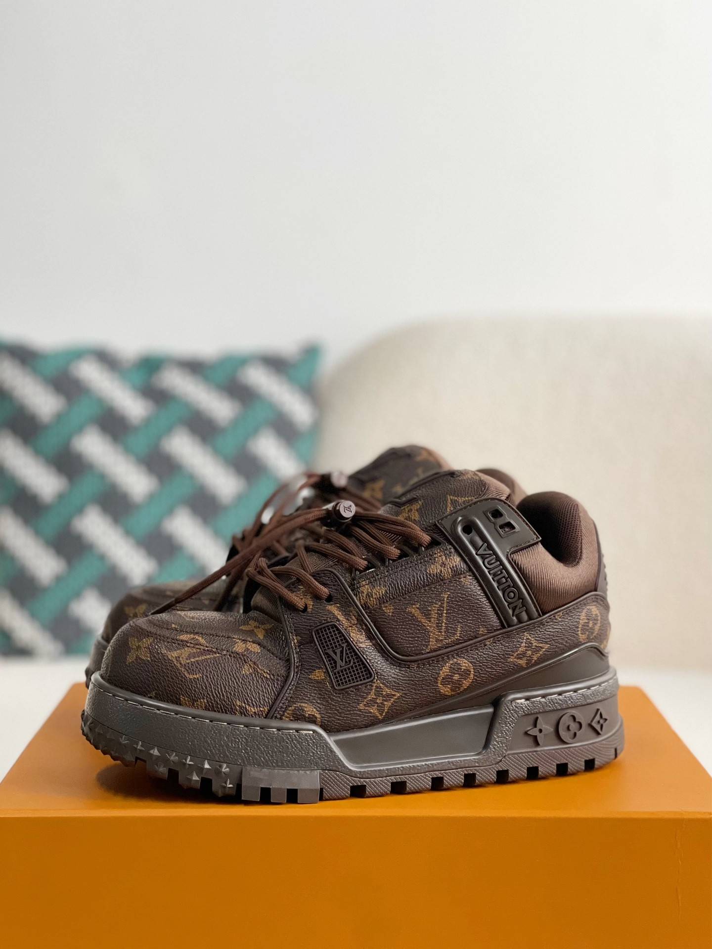 L*V TRAINER SNEAKERS