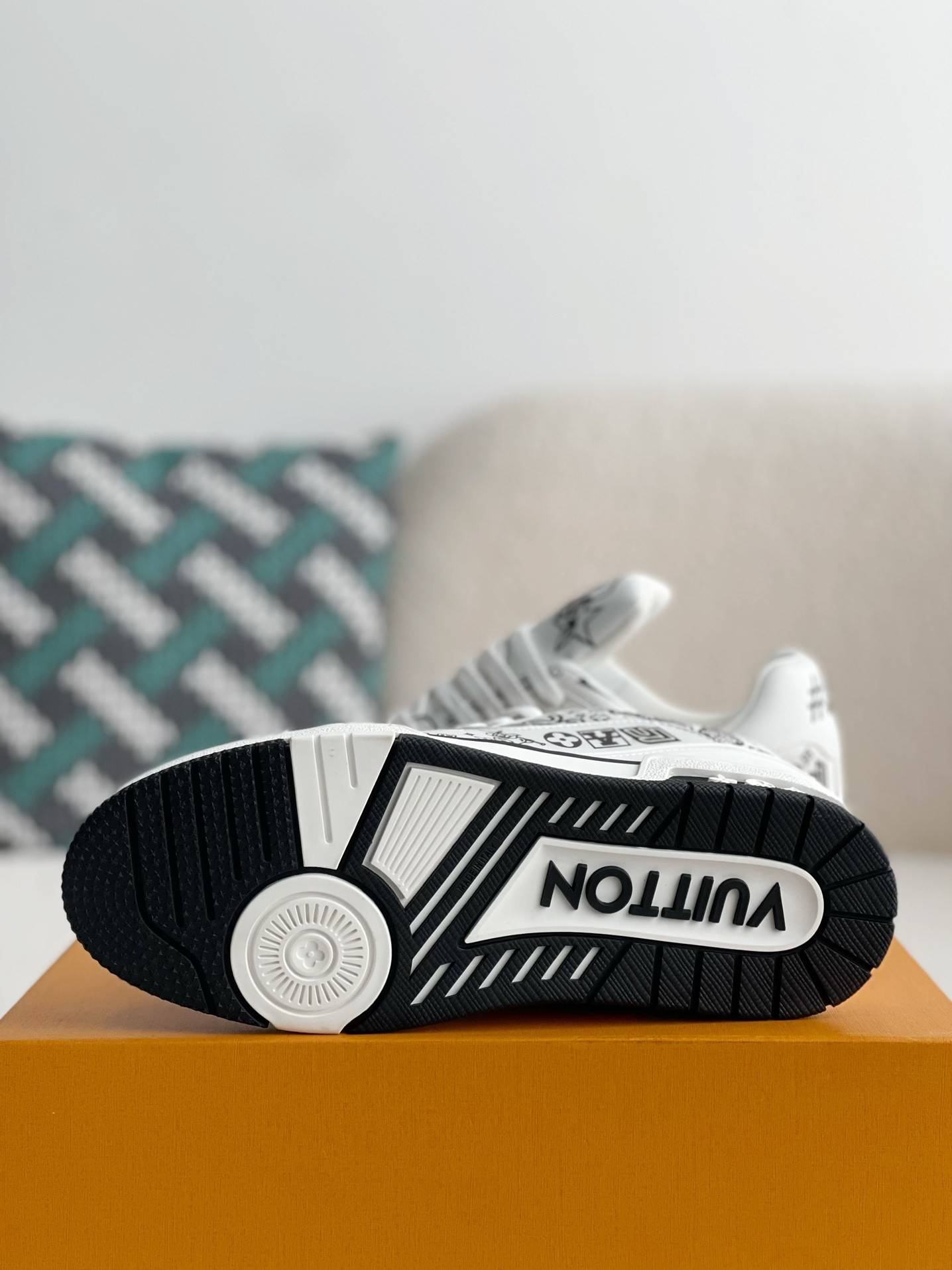 L*V SNEAKERS
