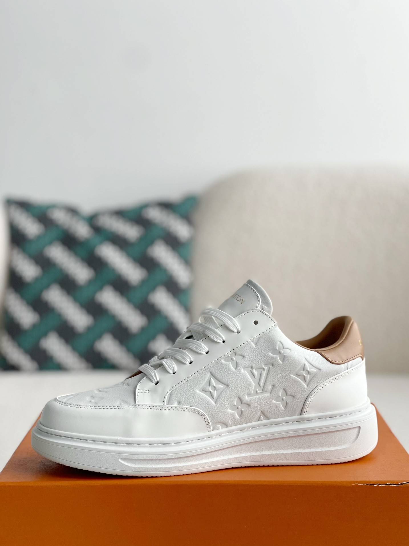 L*V SNEAKERS