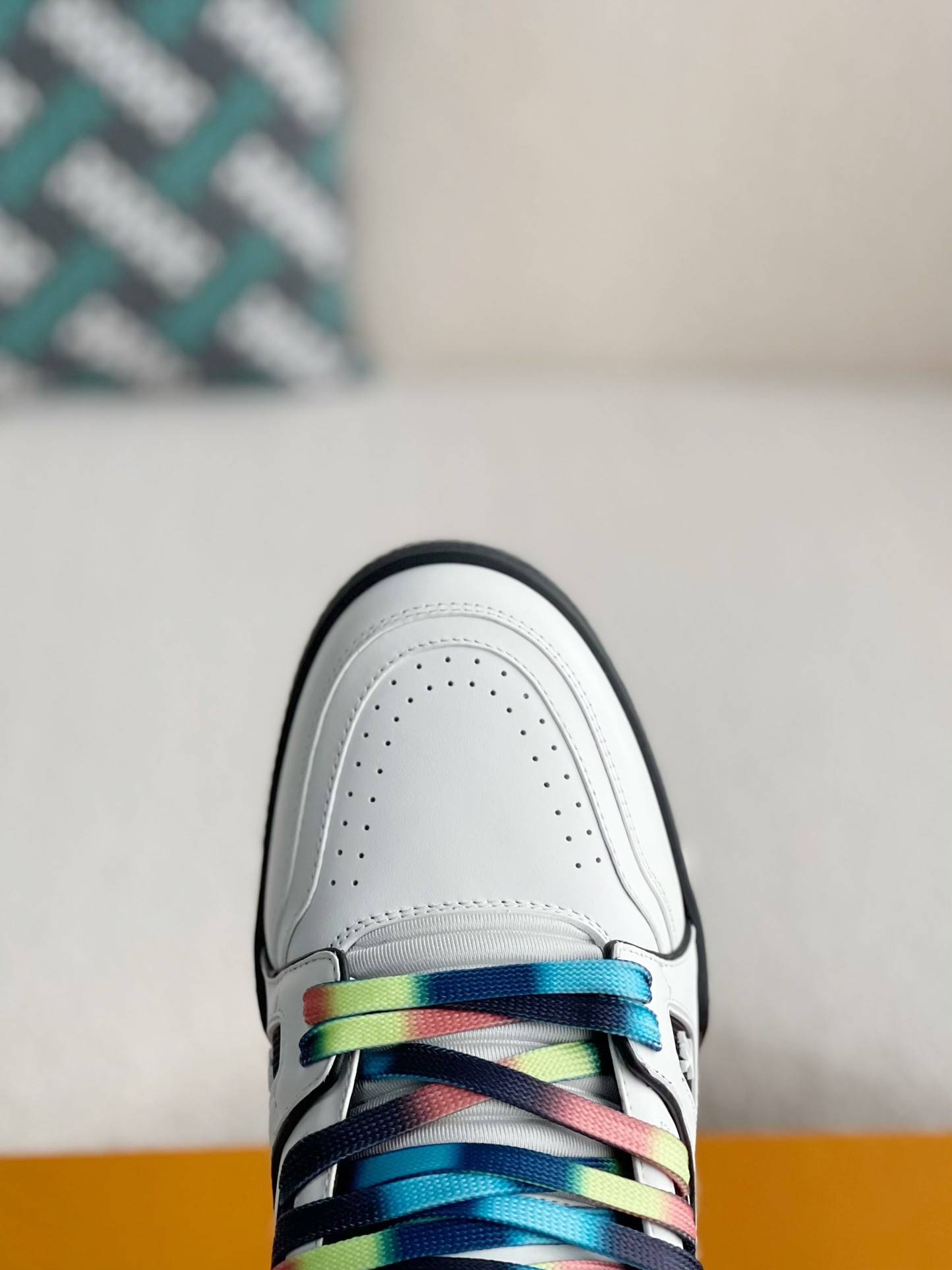 L*V SNEAKERS