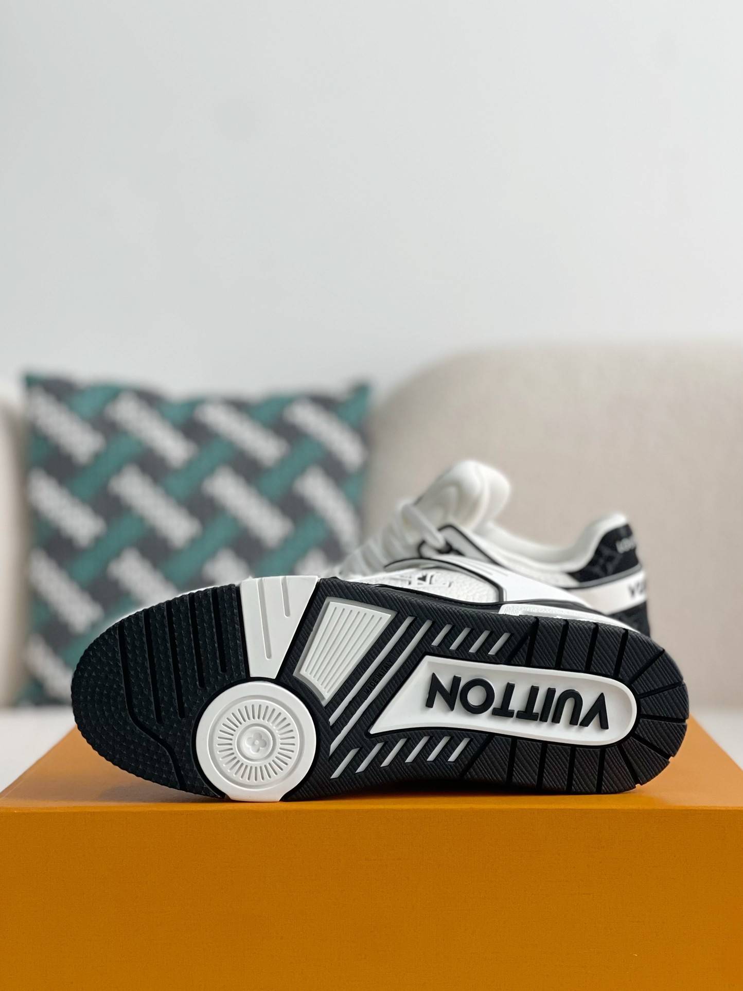 L*V SNEAKERS