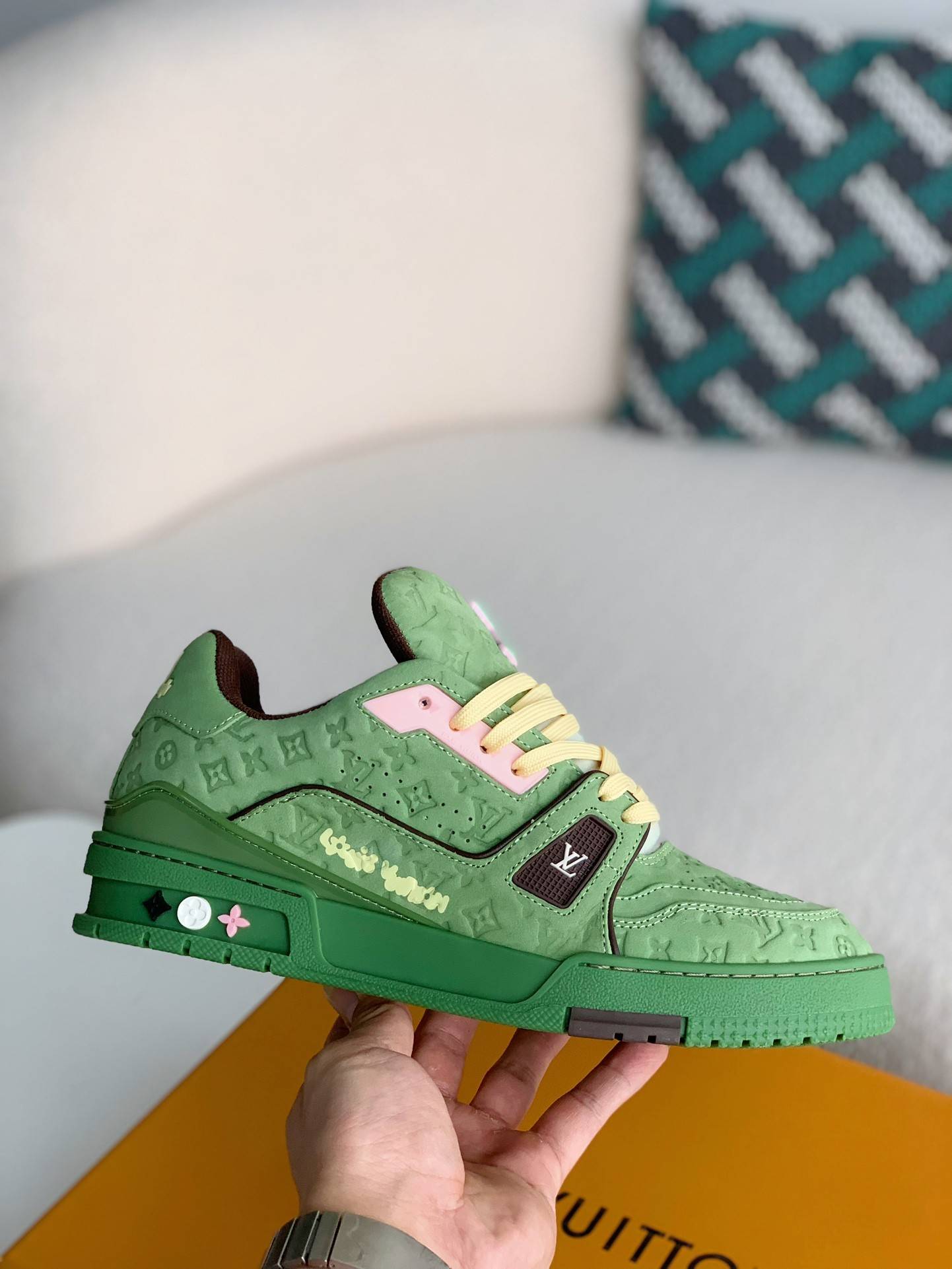 L*V SNEAKERS