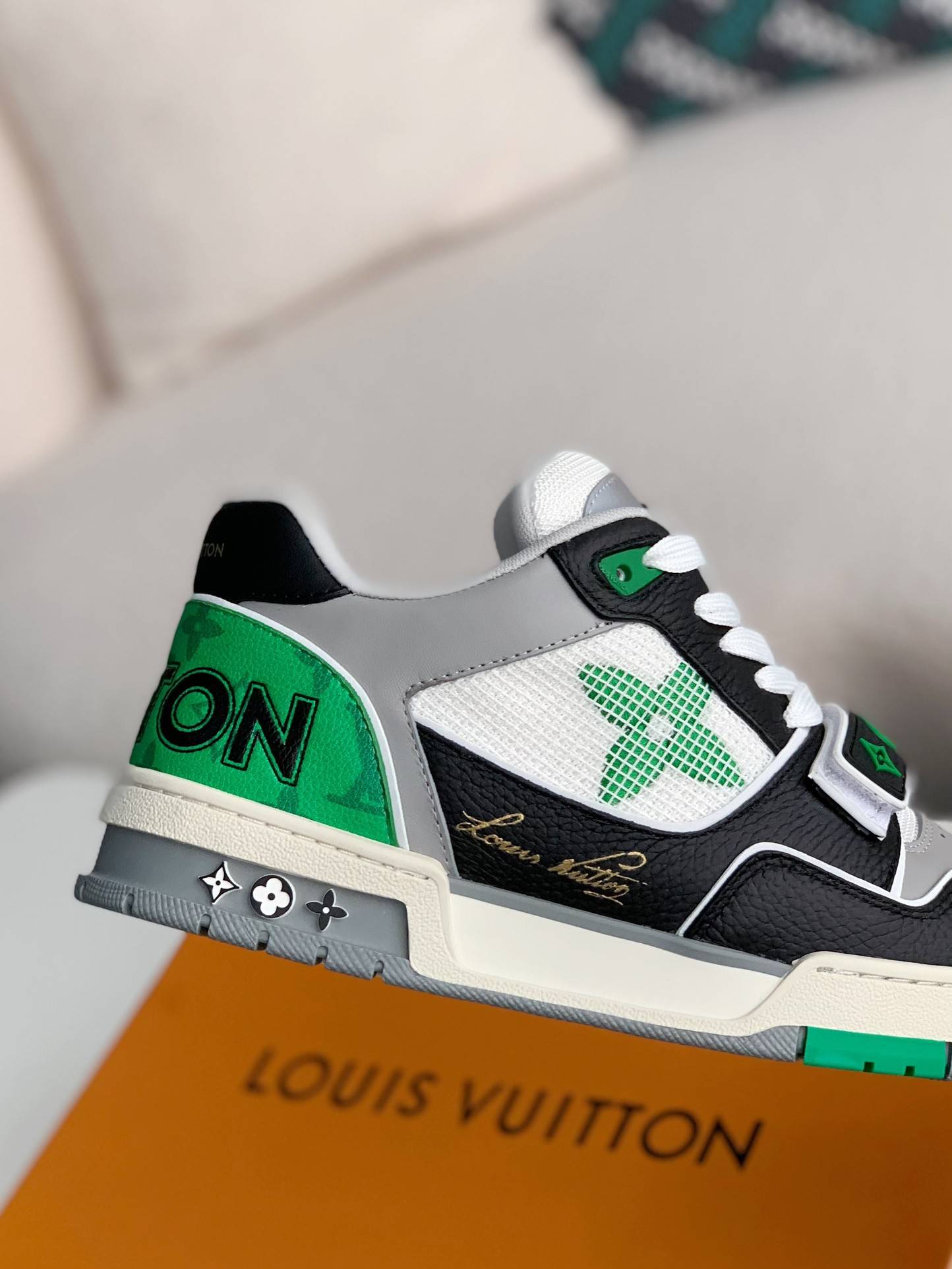 L*V TRAINER Sneakers