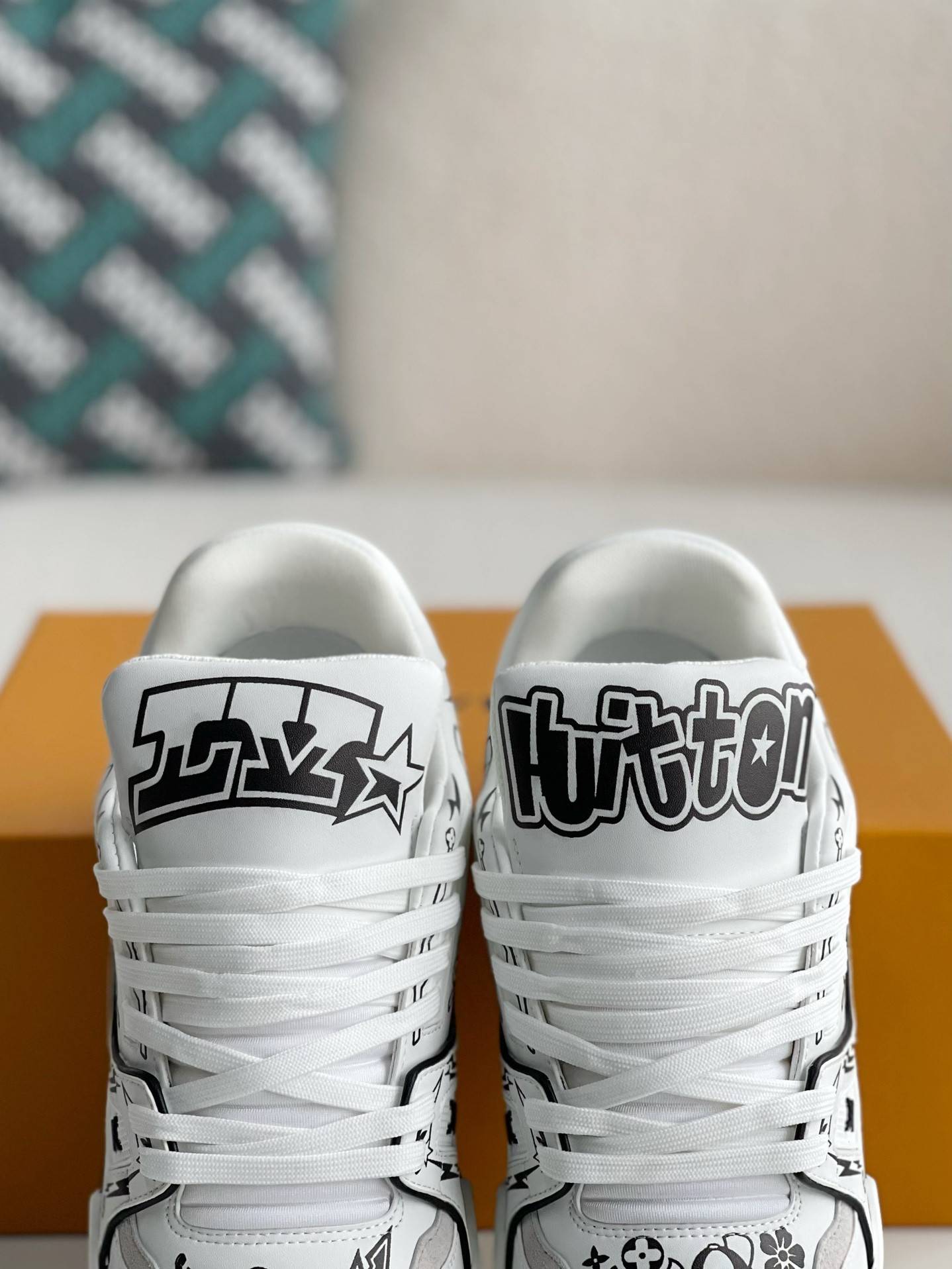 L*V SNEAKERS