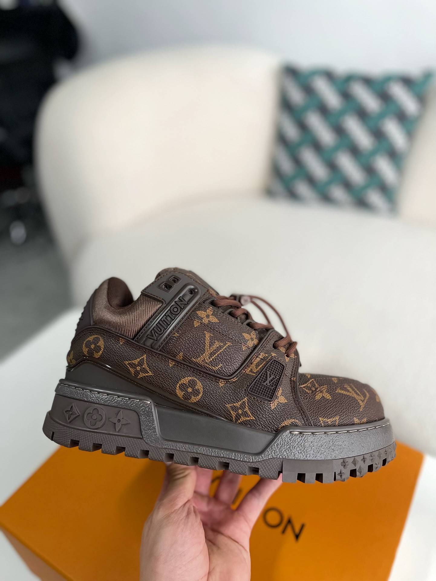 L*V TRAINER SNEAKERS