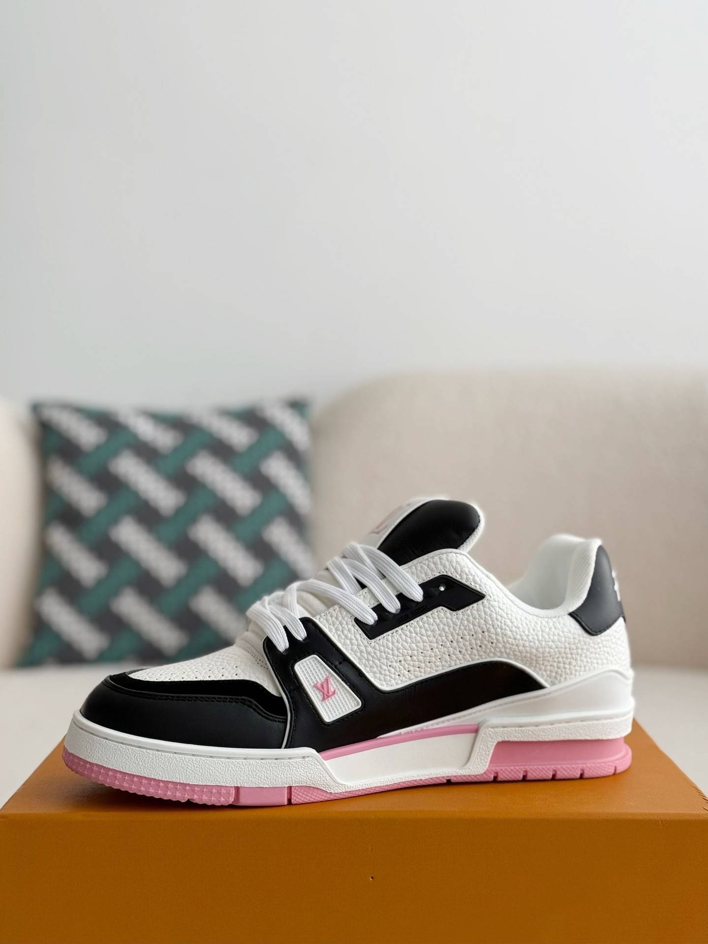 L*V TRAINER SNEAKERS