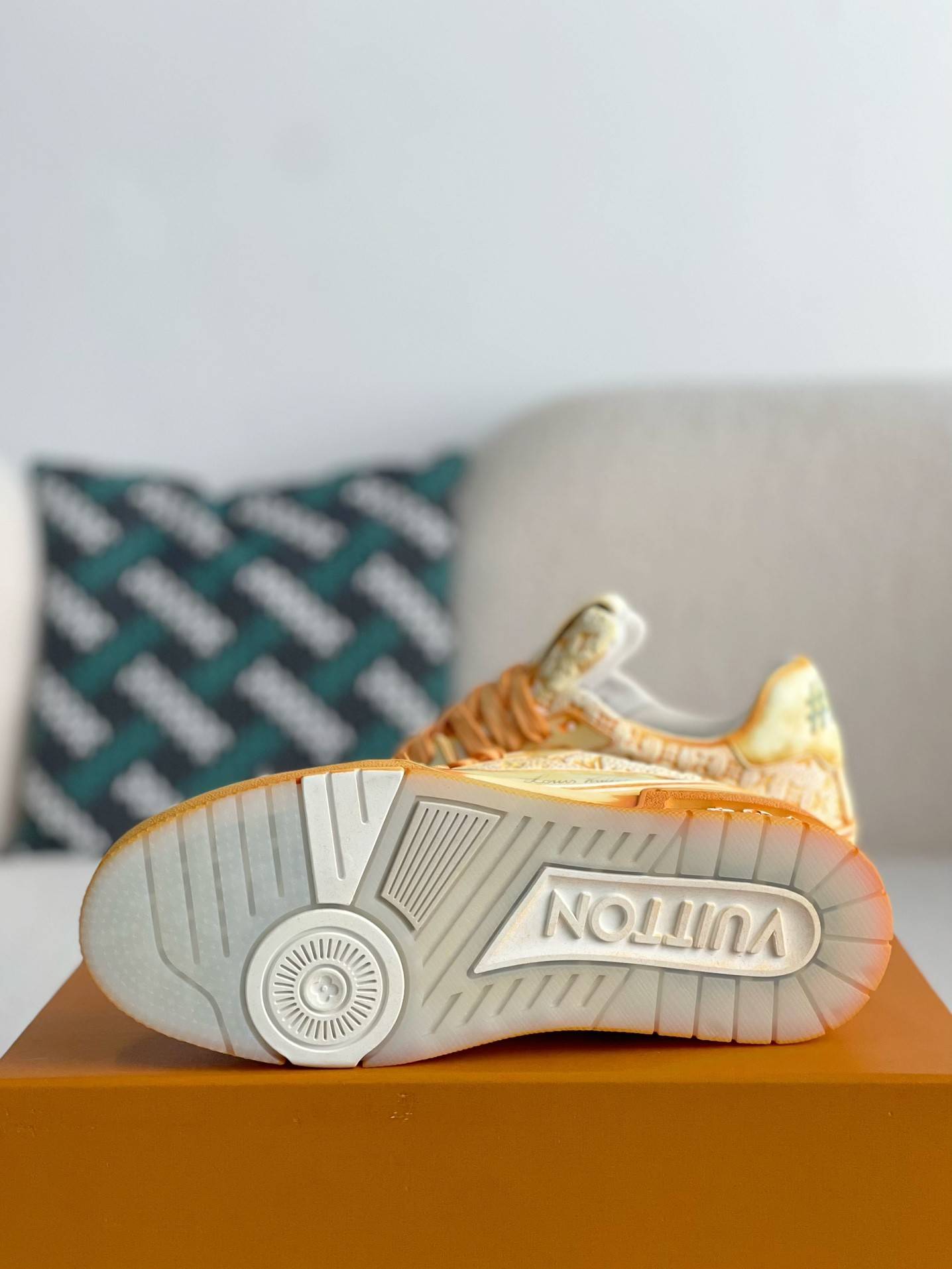 L*V SNEAKERS