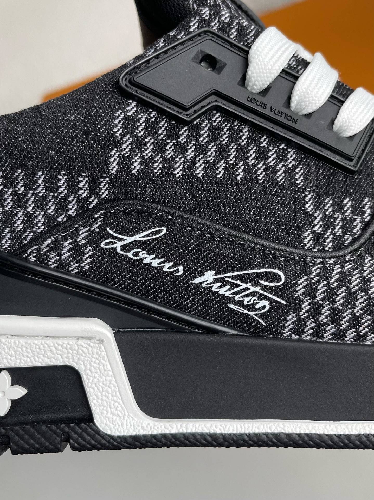 L*V SNEAKERS