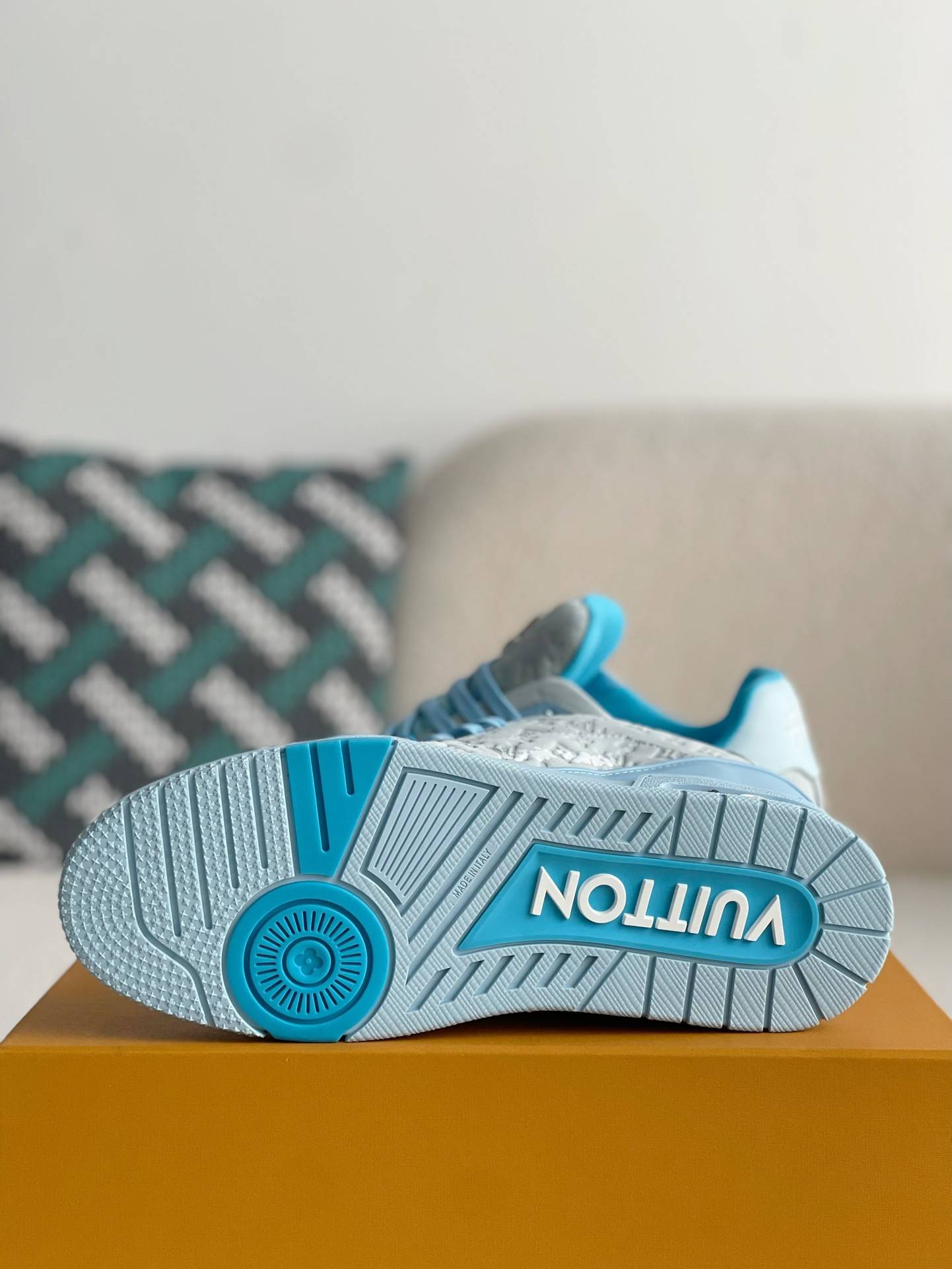 L*V SNEAKERS