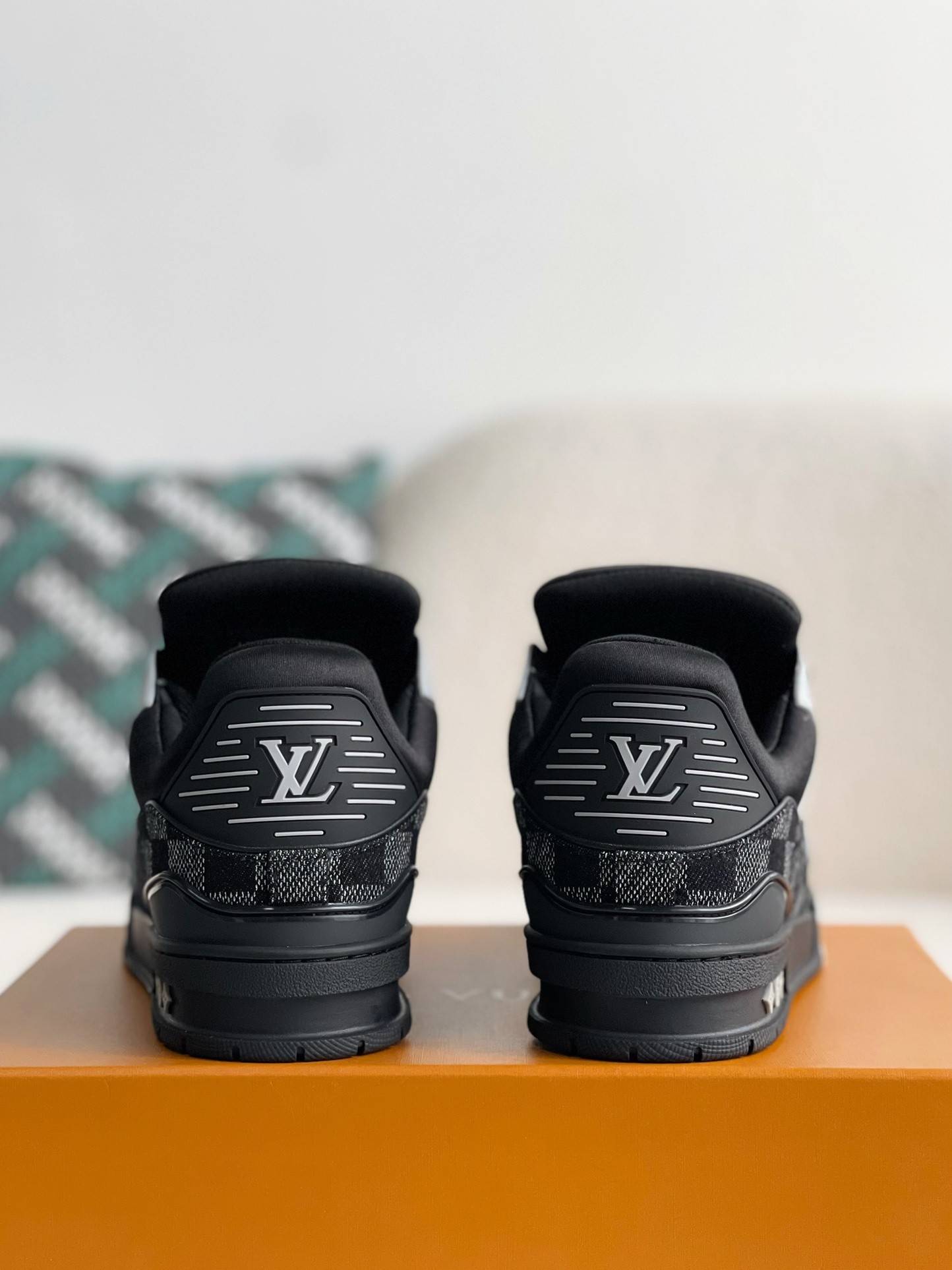 L*V SNEAKERS