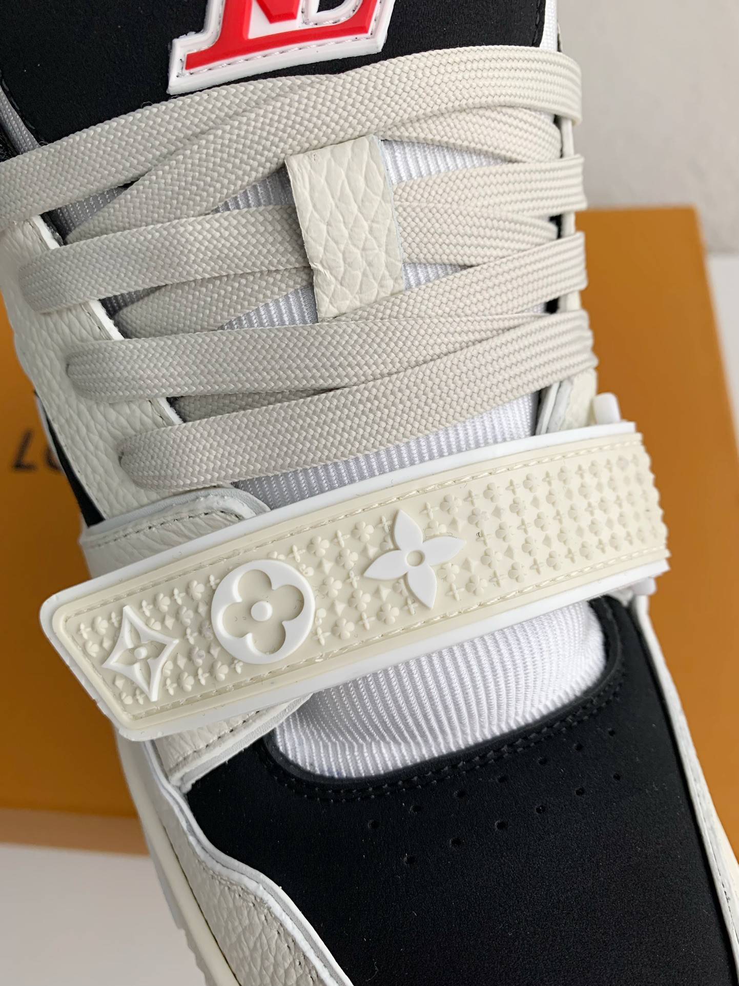 L*V SNEAKERS