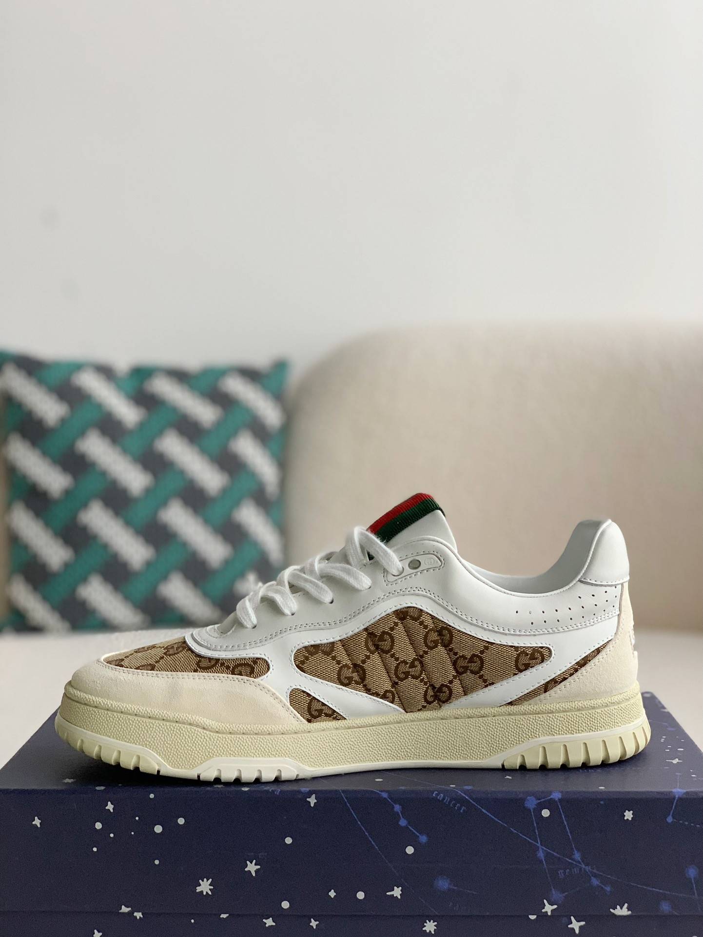 GU*INew Sneakers