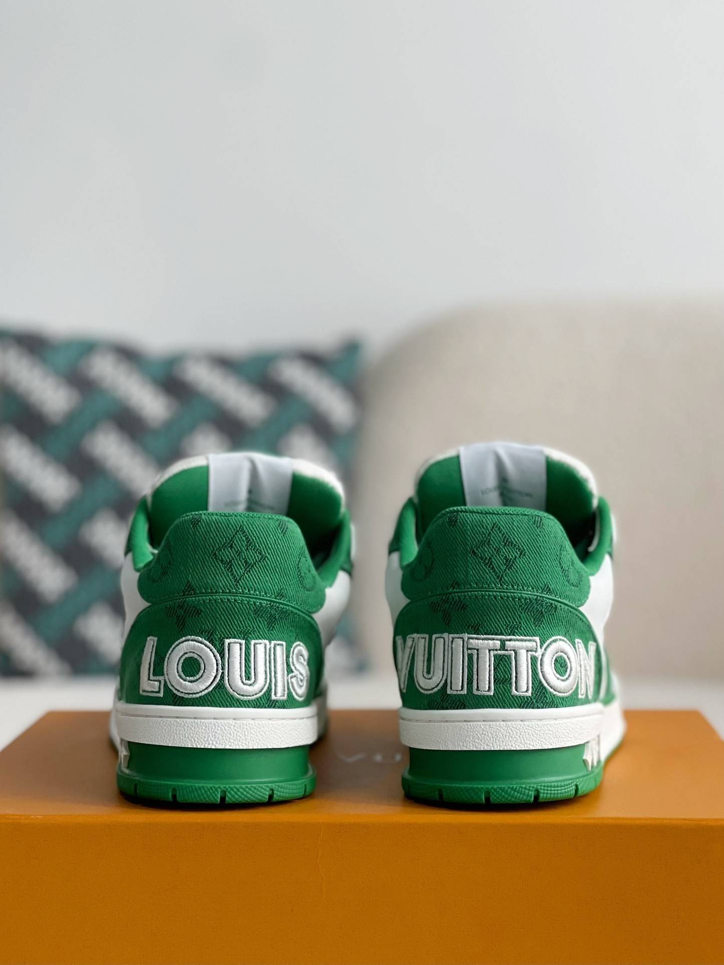 L*V TRAINER Sneakers