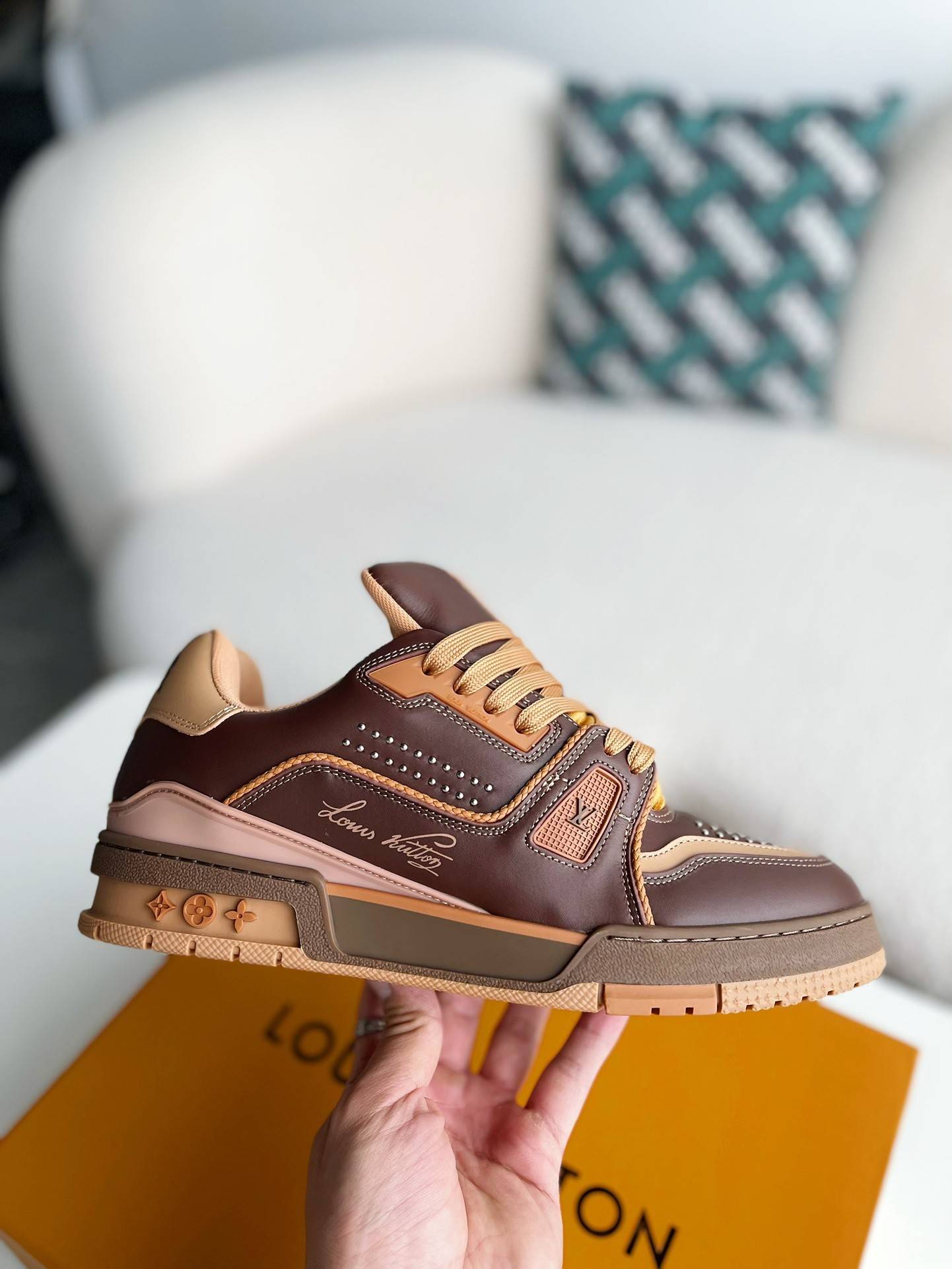 L*V TRAINER SNEAKERS