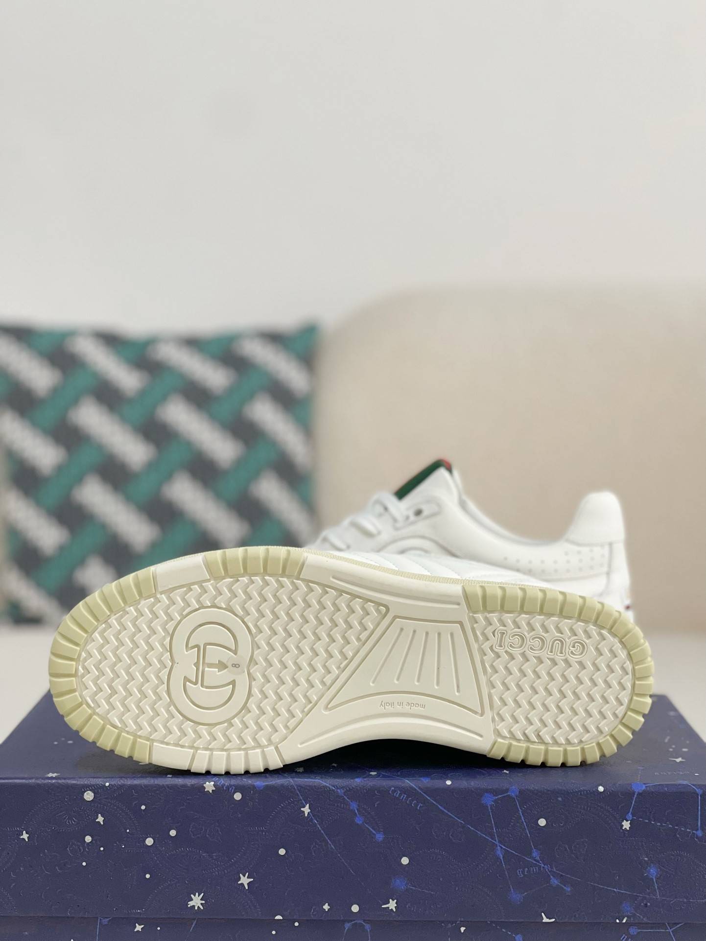 GU*INew Sneakers