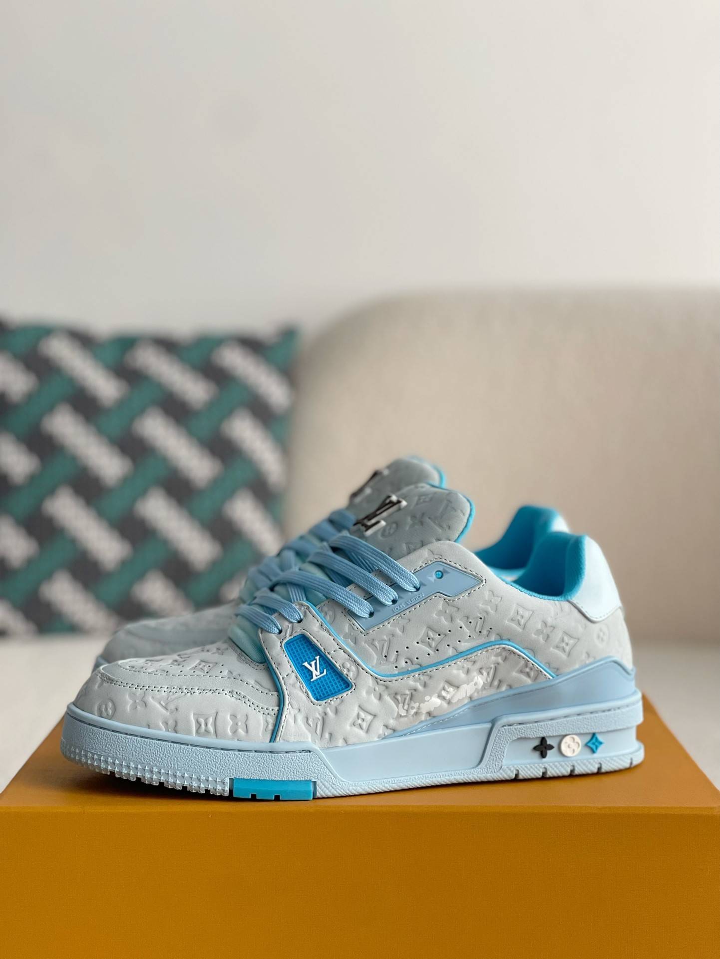 L*V SNEAKERS
