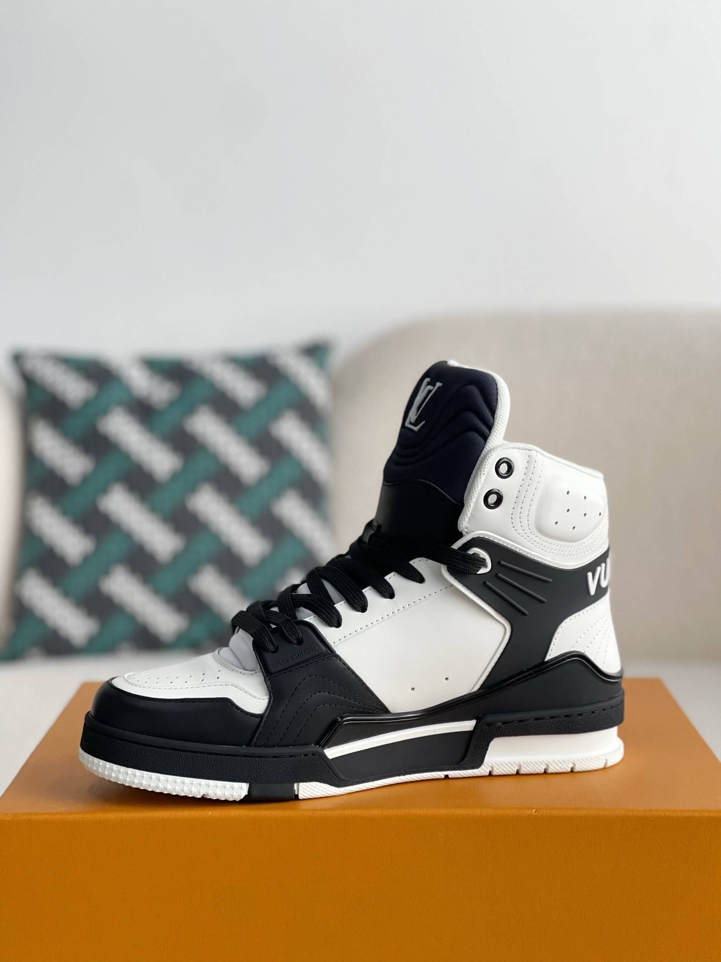 L*V TRAINER SNEAKERS