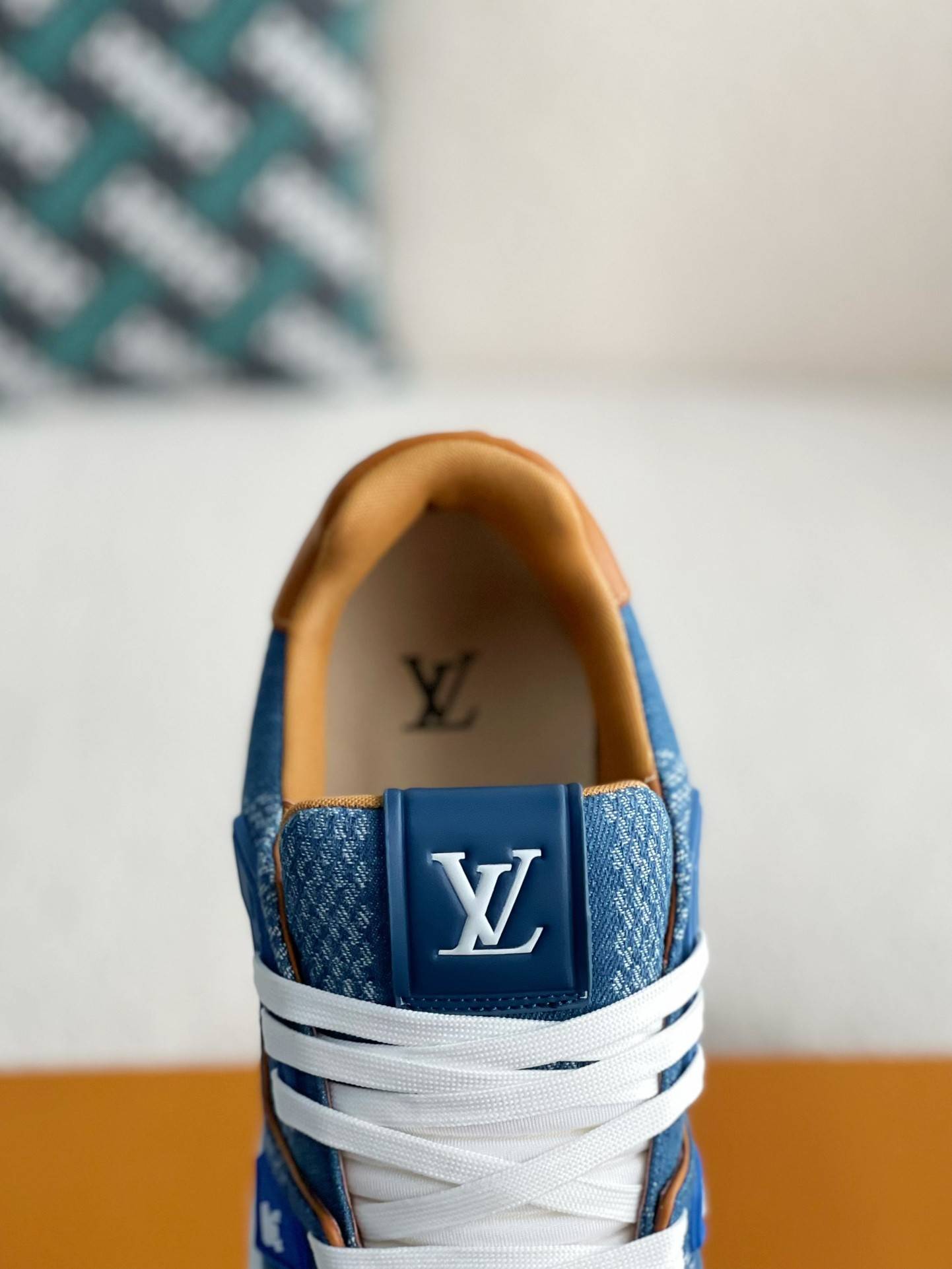 L*V SNEAKERS