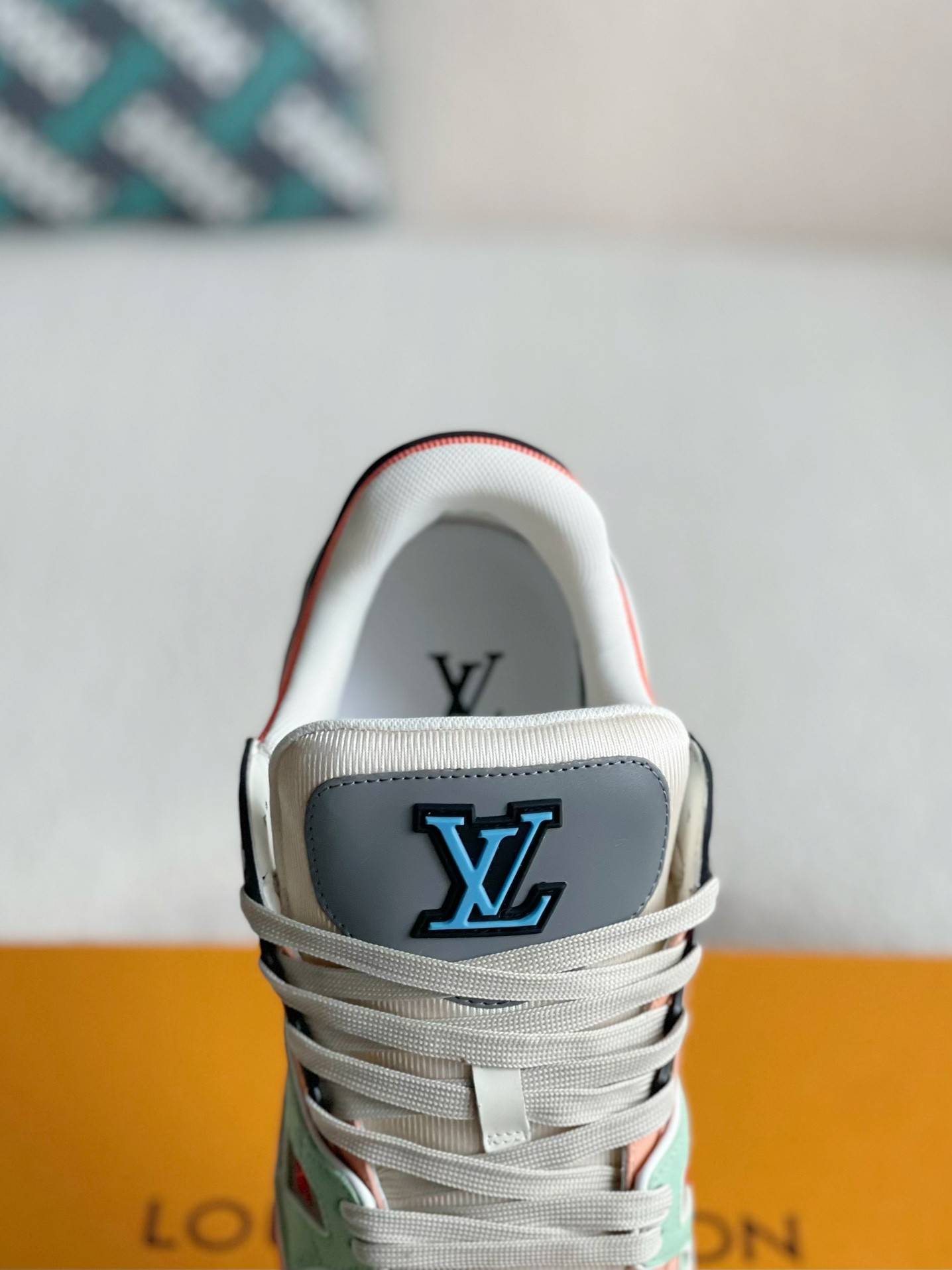 L*V TRAINER Sneakers