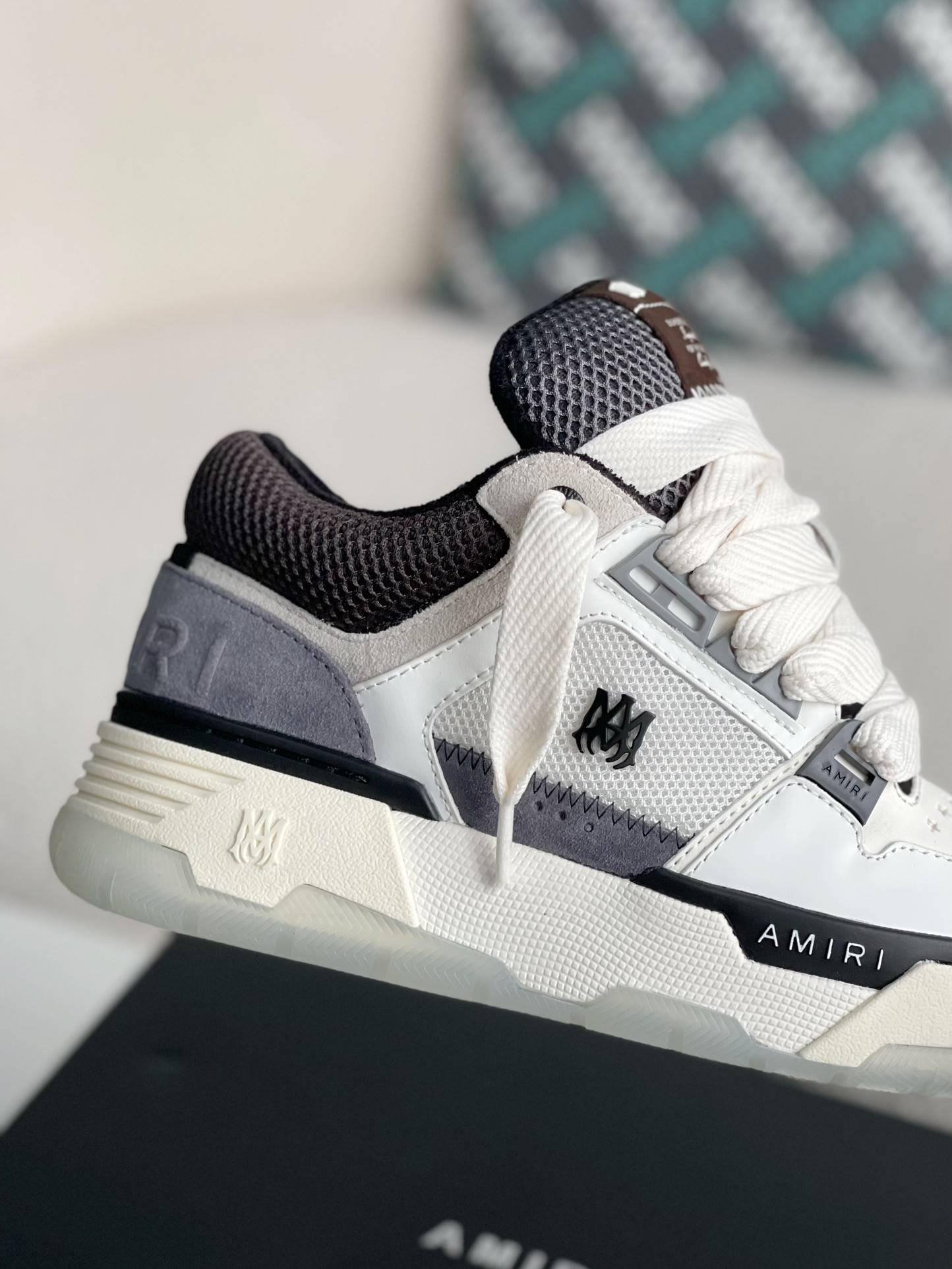 A*RI sneaker