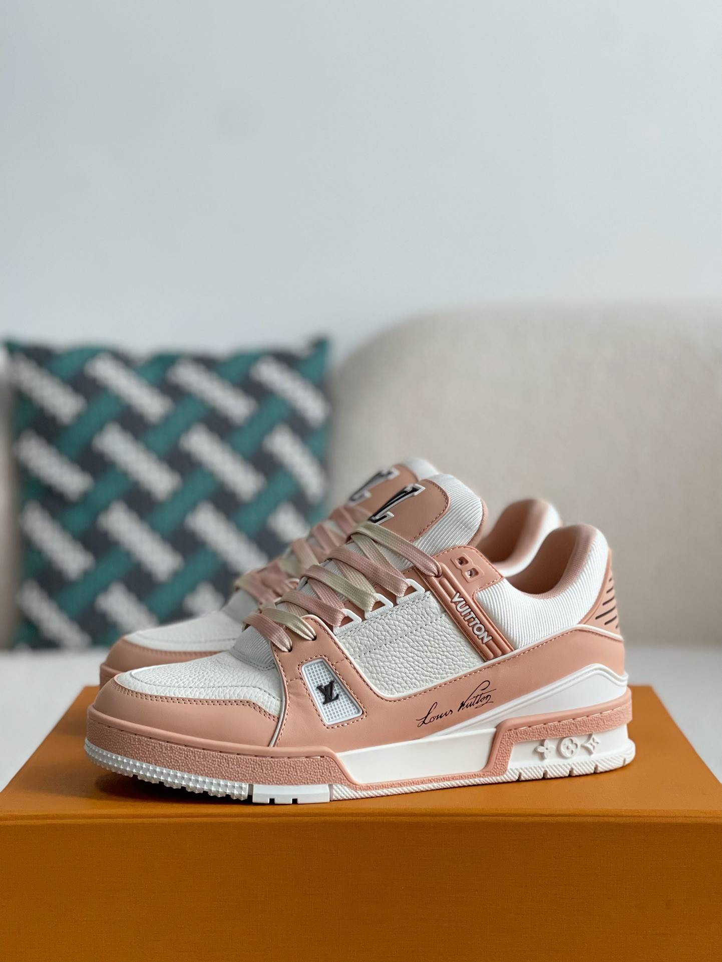 L*V SNEAKERS