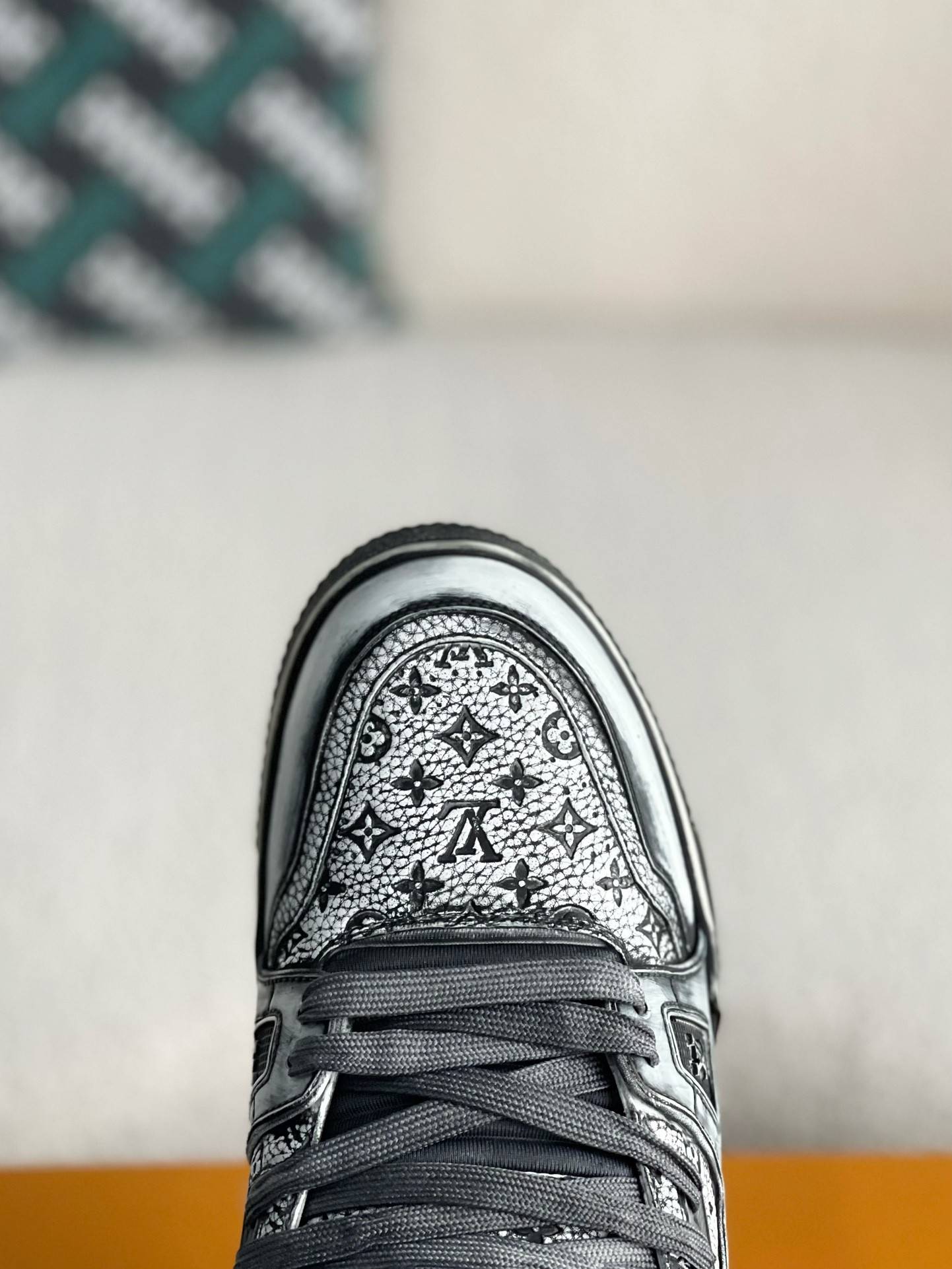 L*V SNEAKERS