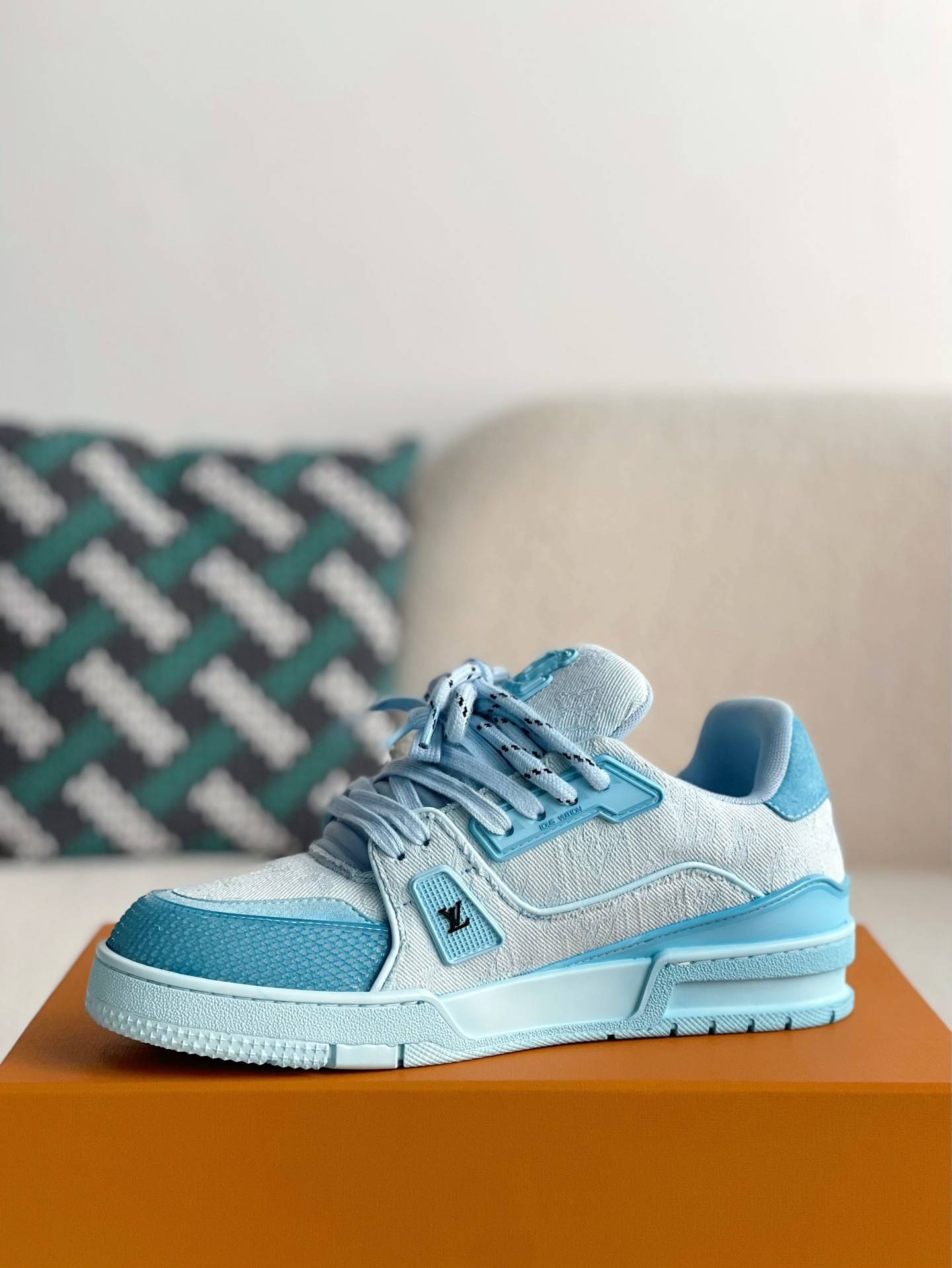 L*V TRAINER SNEAKERS