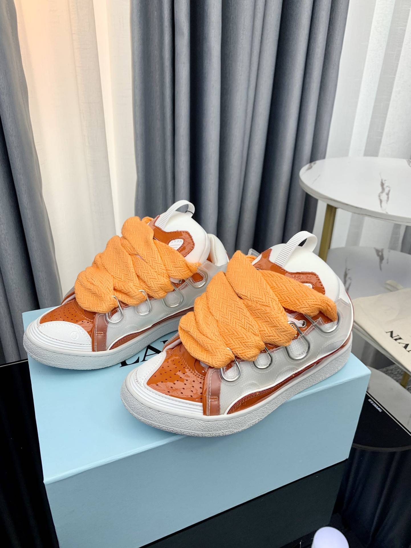LA*N Sneaker