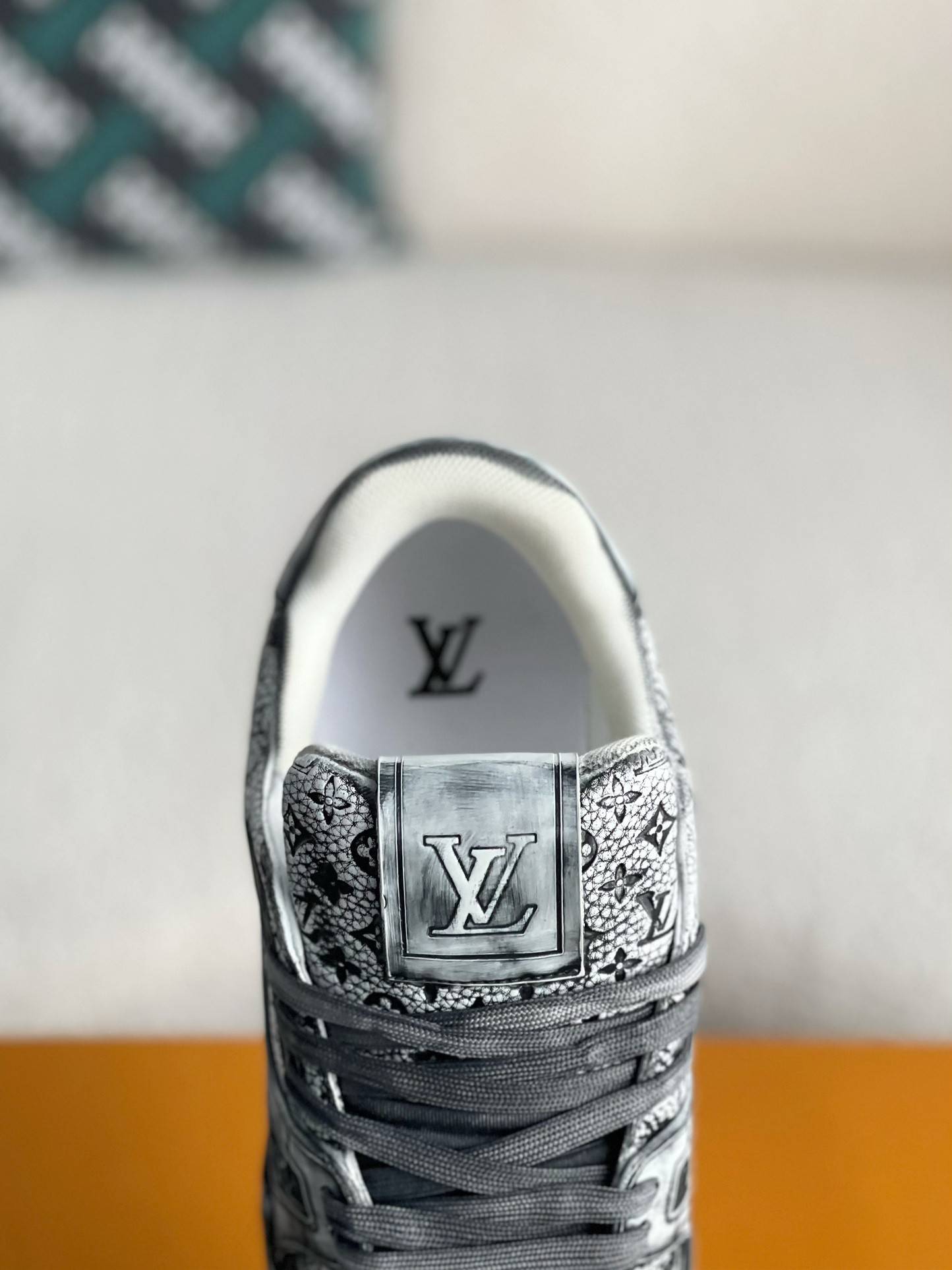L*V SNEAKERS