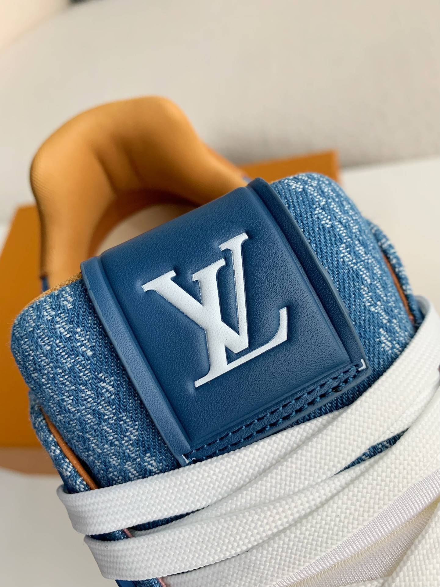 L*V SNEAKERS