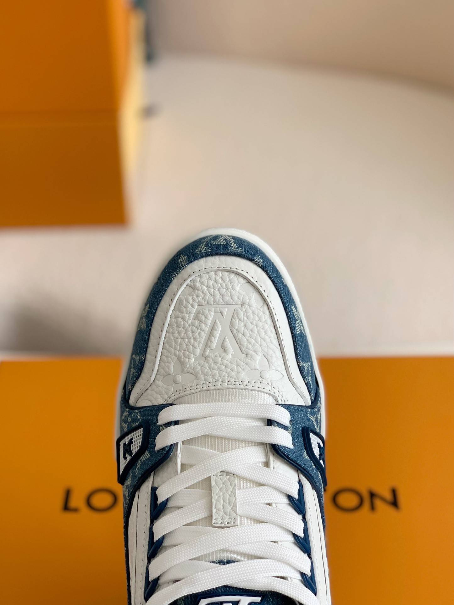 L*V TRAINER 1A8FN8 Sneakers