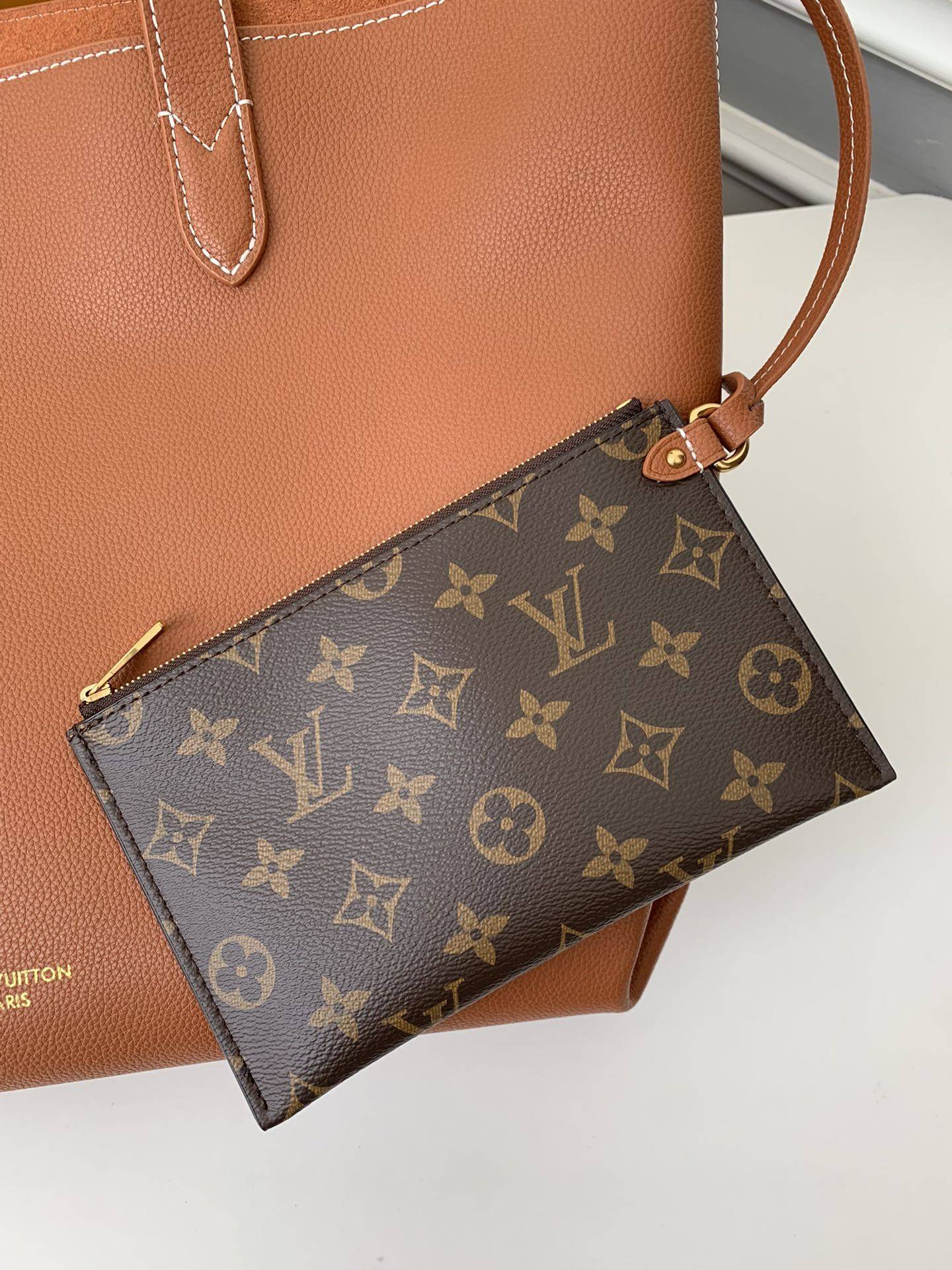 L*V Low Key Cabas Mid -number Handbag M25343 Size: 30*14*47cm