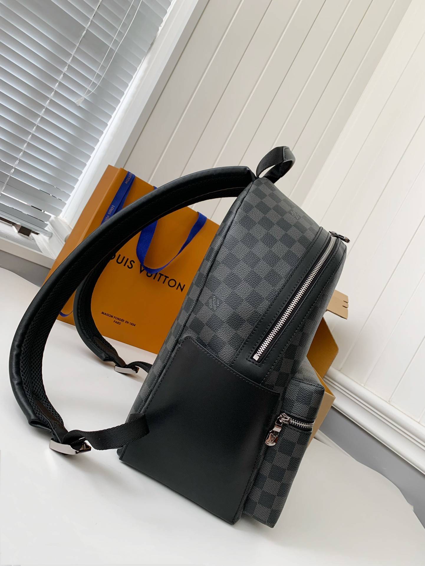 L*V DISCOVERY Small Backpack PM N40514 Size: 29 * 38 * 20cm