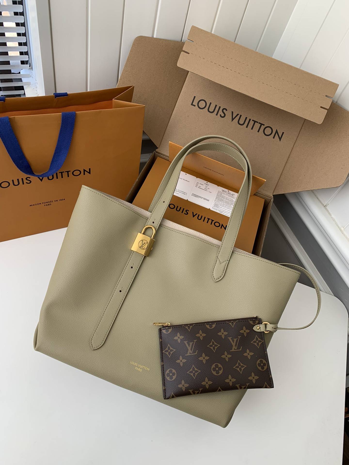 L*V Low Key Cabas Mid -number Handbag M25343 Size: 30*14*47cm
