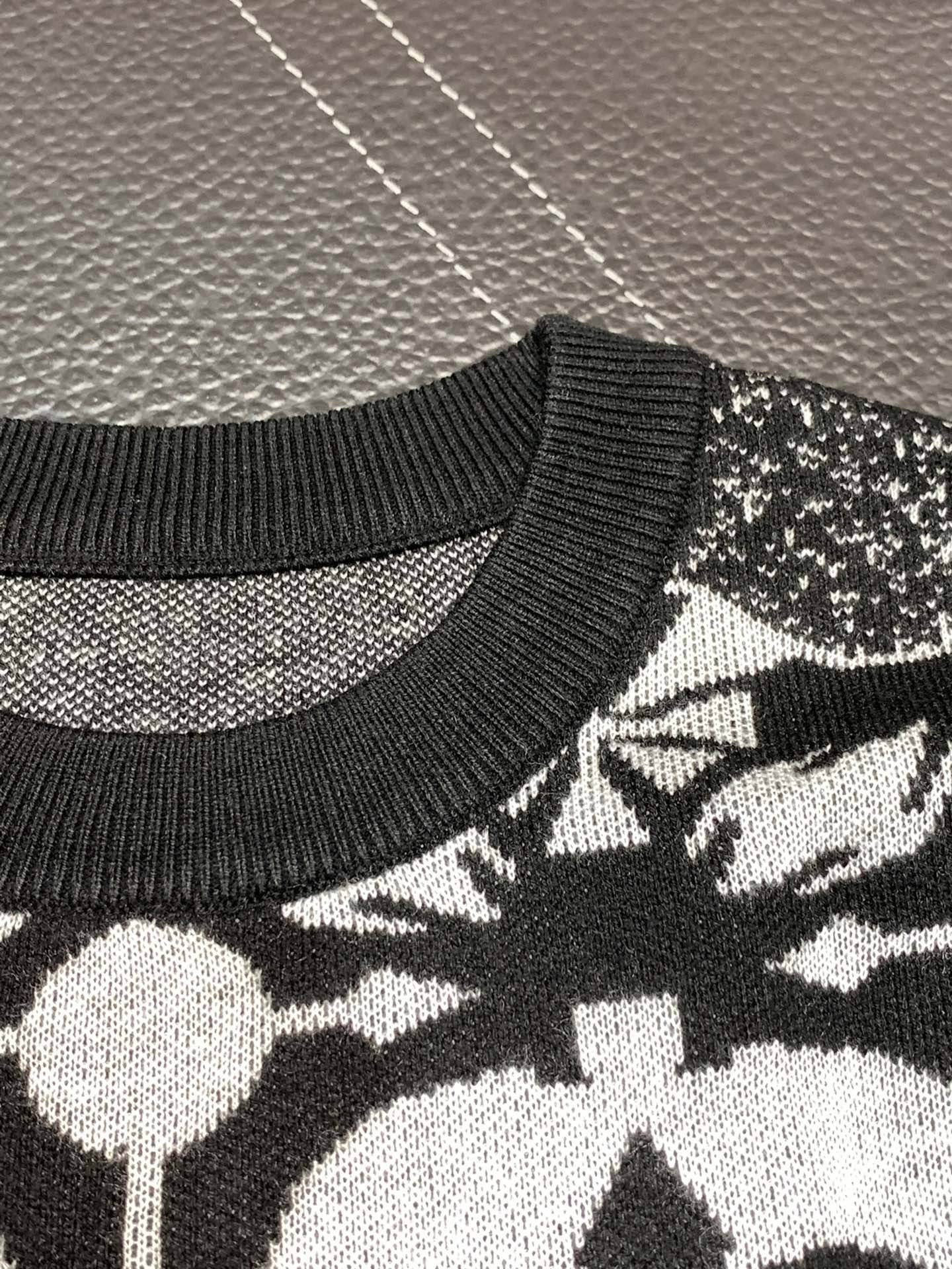 Ch*0me He**ts crew neck sweater