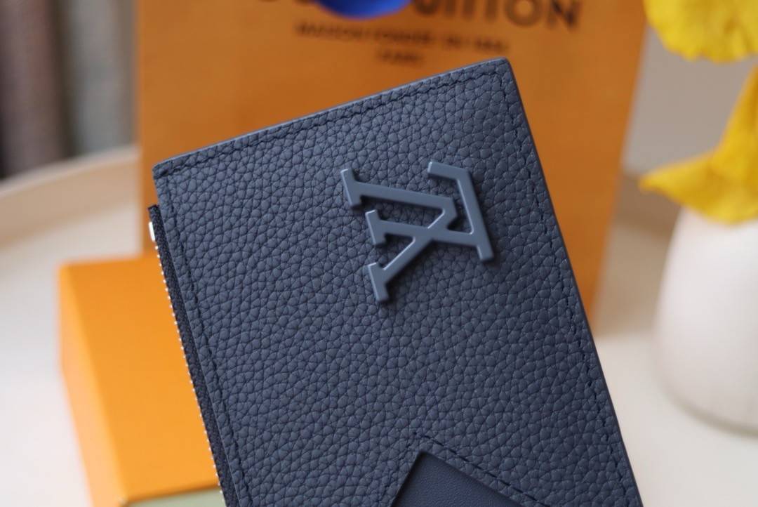 L*V card bag